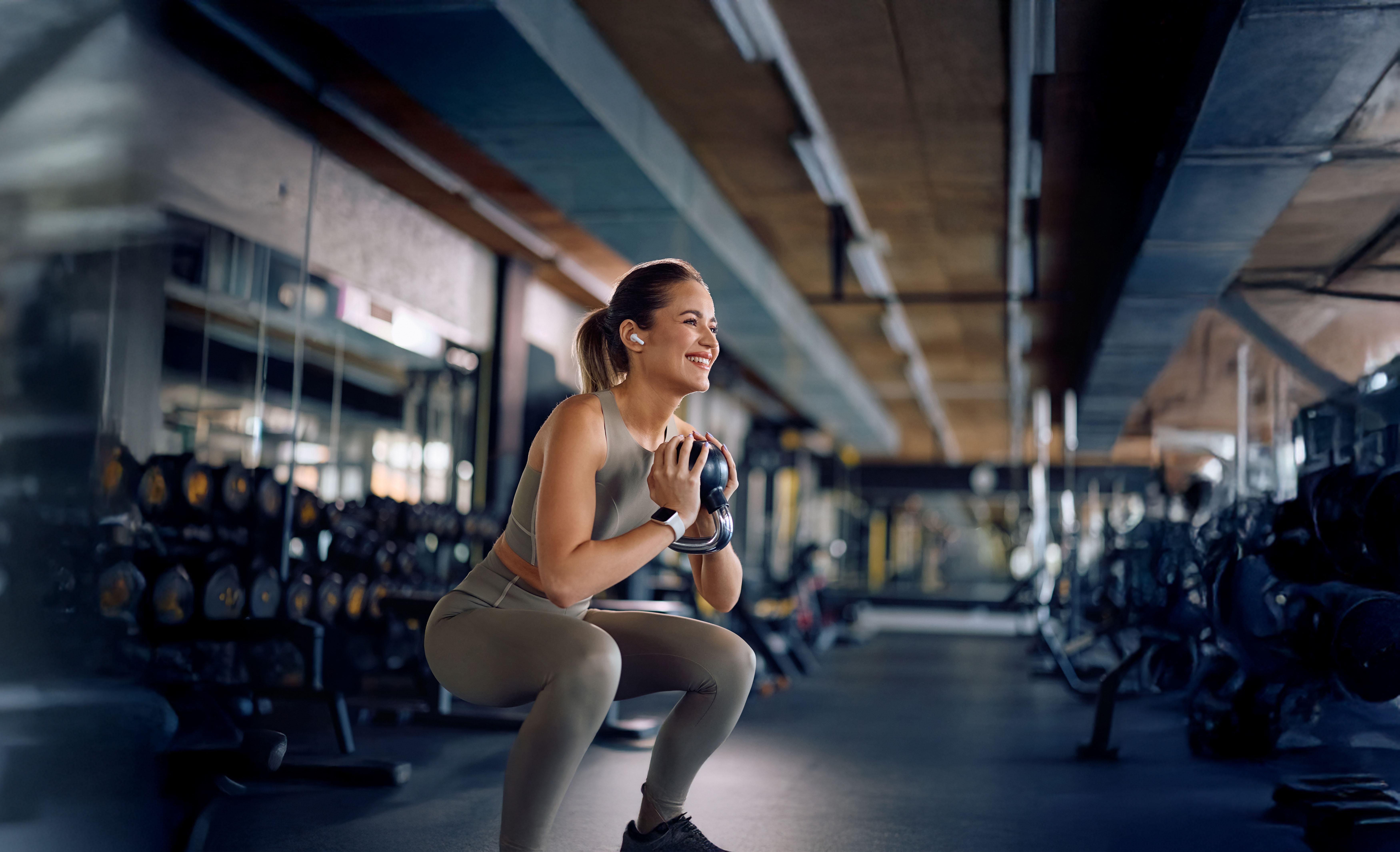 Eine junge Frau, die Squats macht.