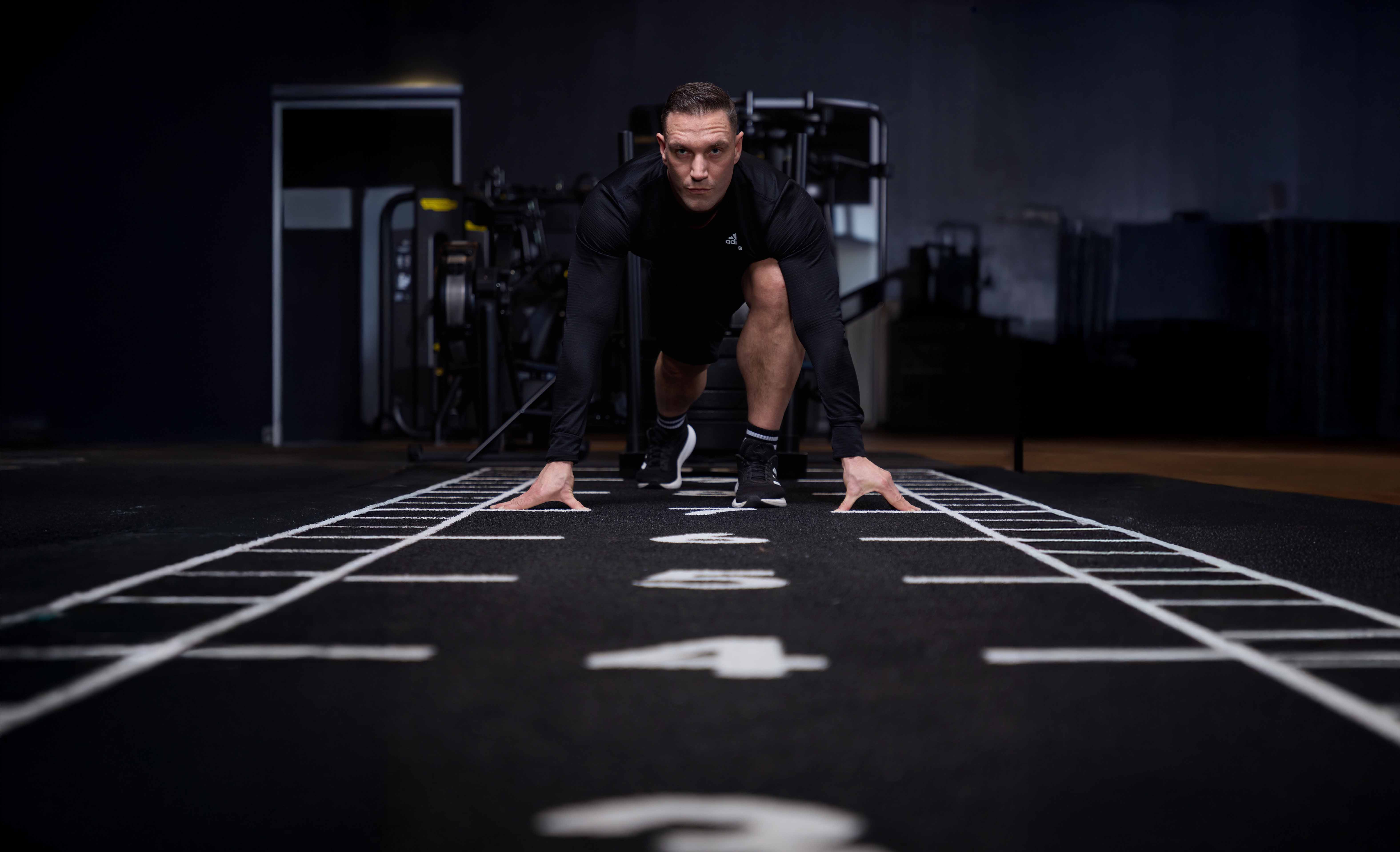 Eine junge Frau, die Squats macht.