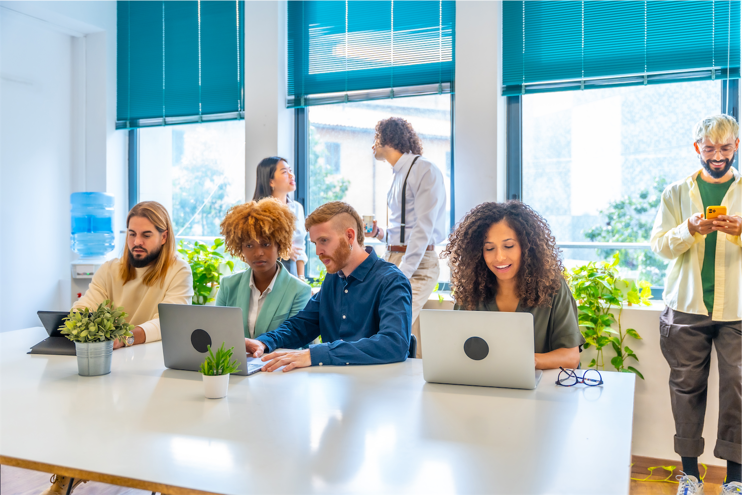 Un groupe de collègues travaille en partageant un bureau