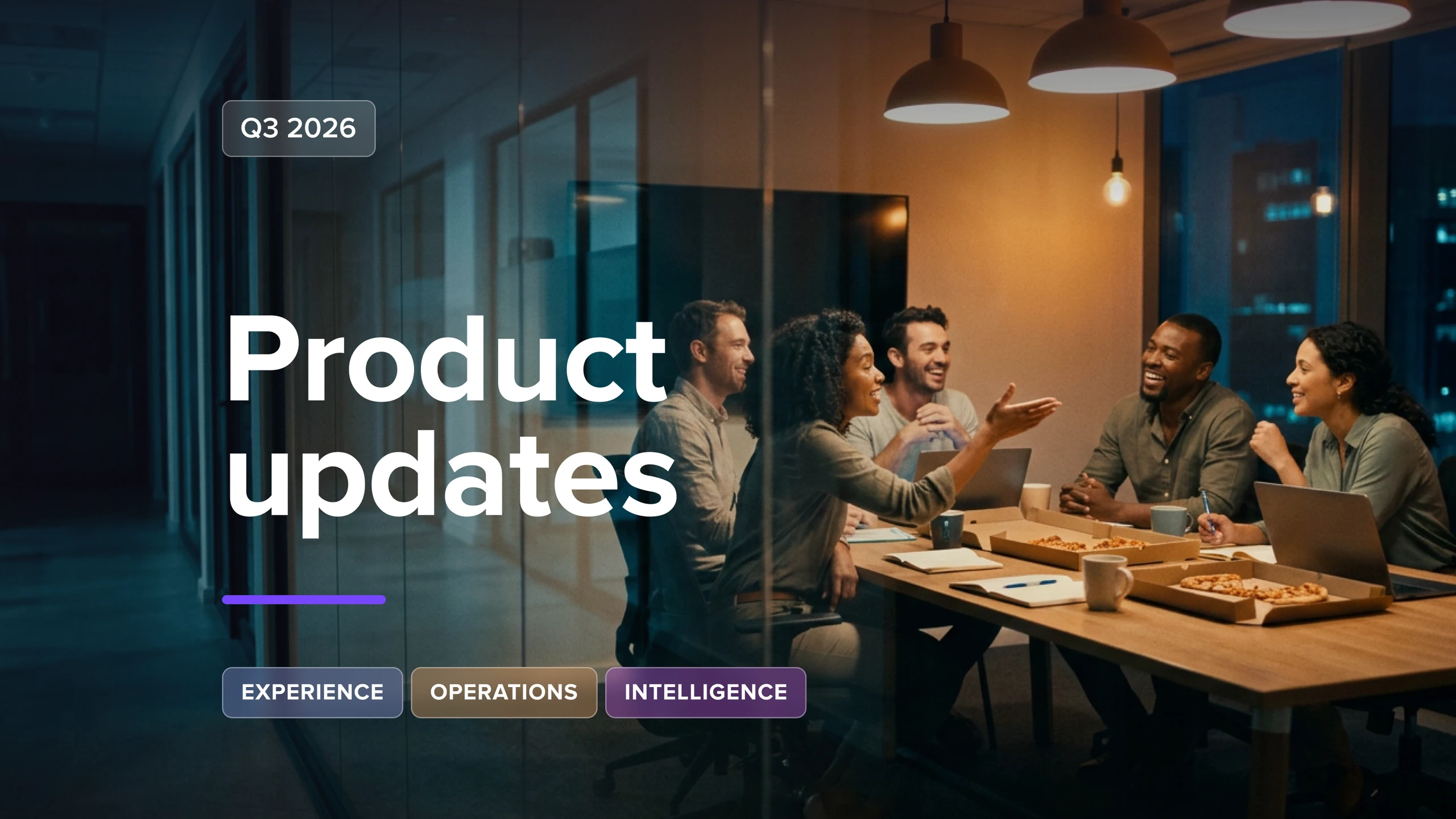 deskbird Aggiornamenti sui prodotti del terzo trimestre 2026 relativi alle aree Experience, Operations e Intelligence, illustrati durante una riunione di team in ufficio