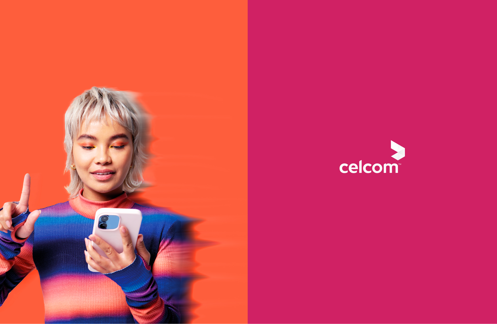 Malaysian woman having a digital telco experience through her mobile phone.