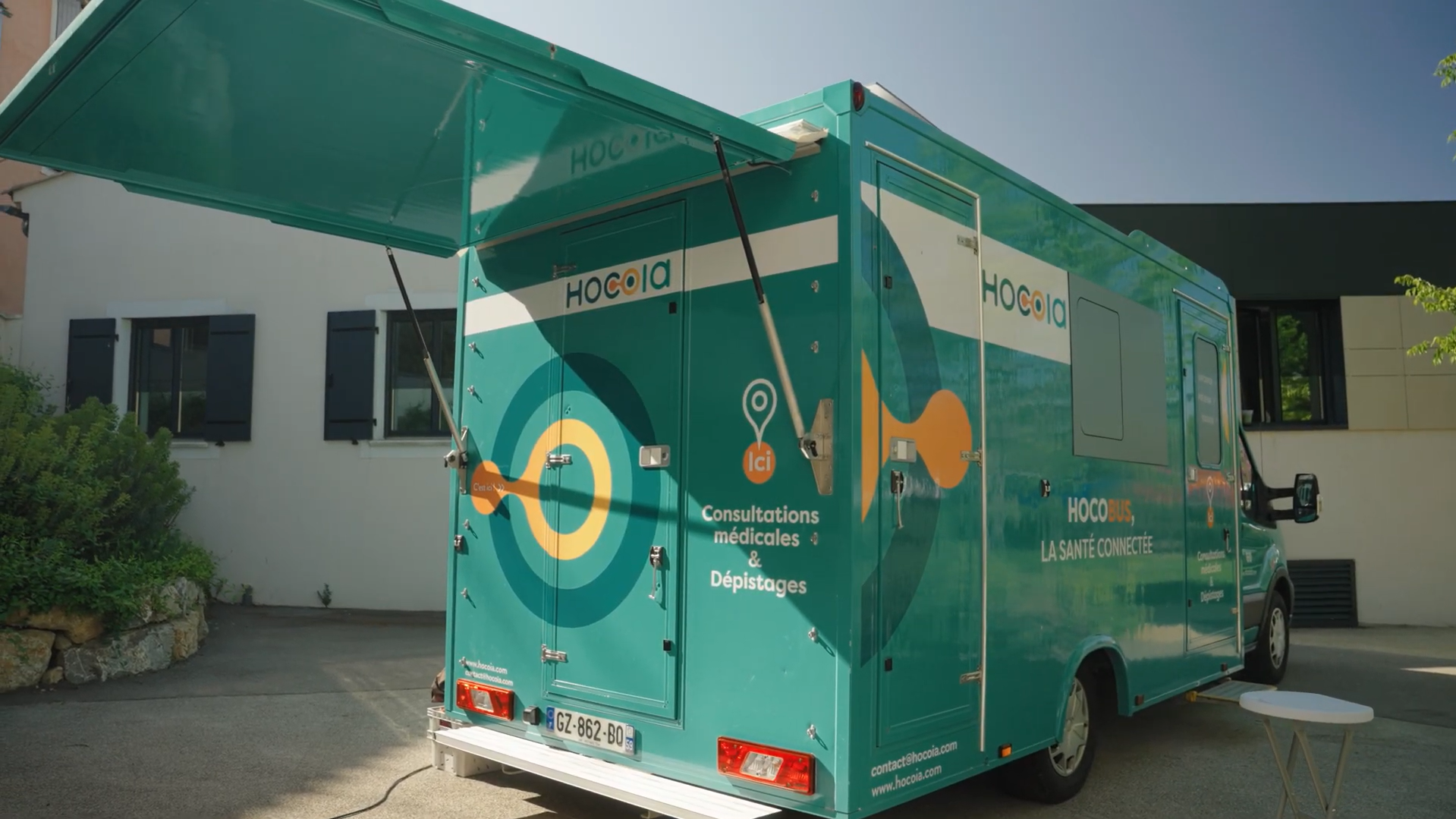 Médicobus Hocoia stationné pour un dépistage dermatologique à Pertuis