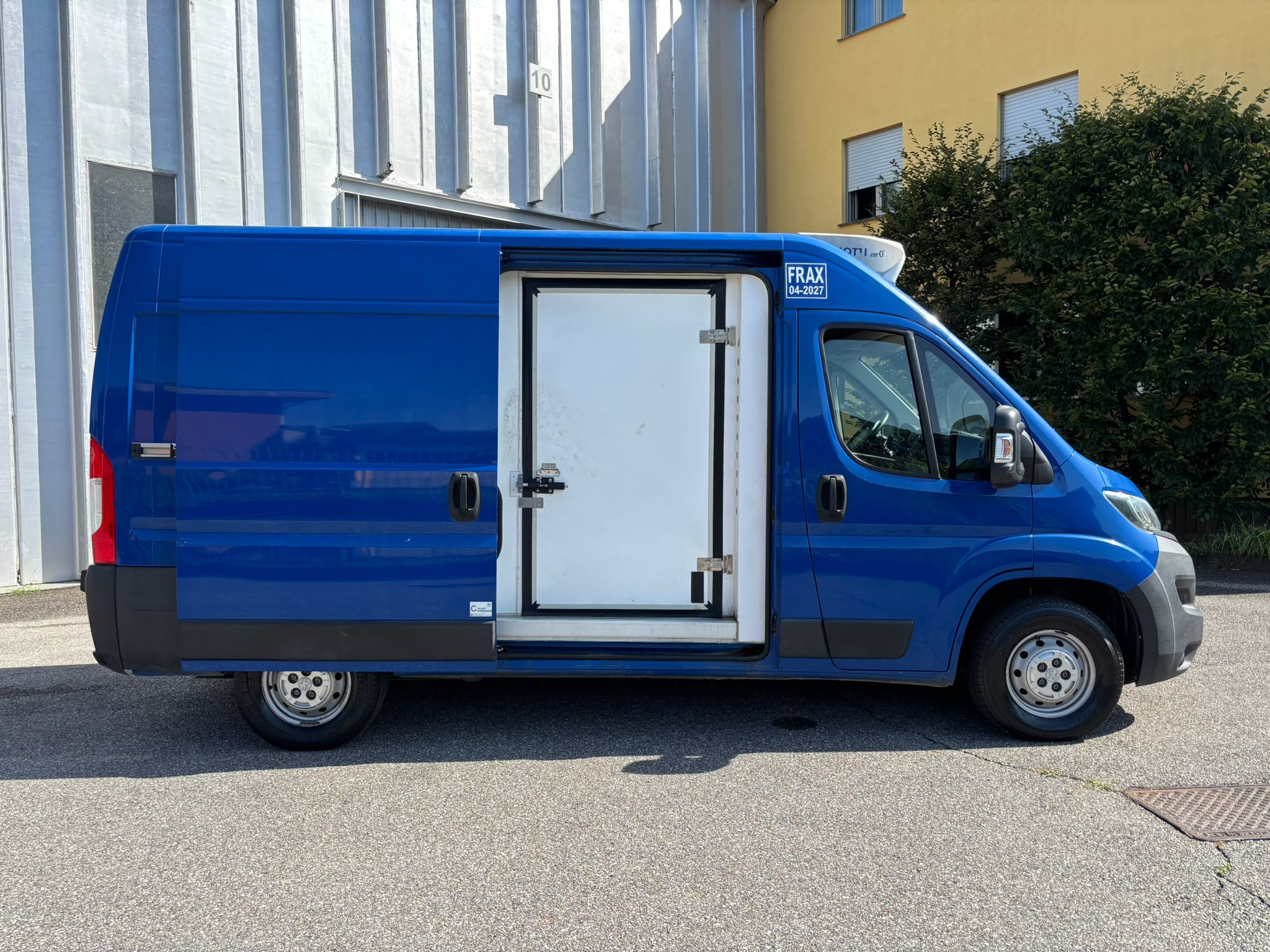 furgone coibentato frigo usato Peugeot Boxer blu anno 2018 con porta laterale destra rinfrozata