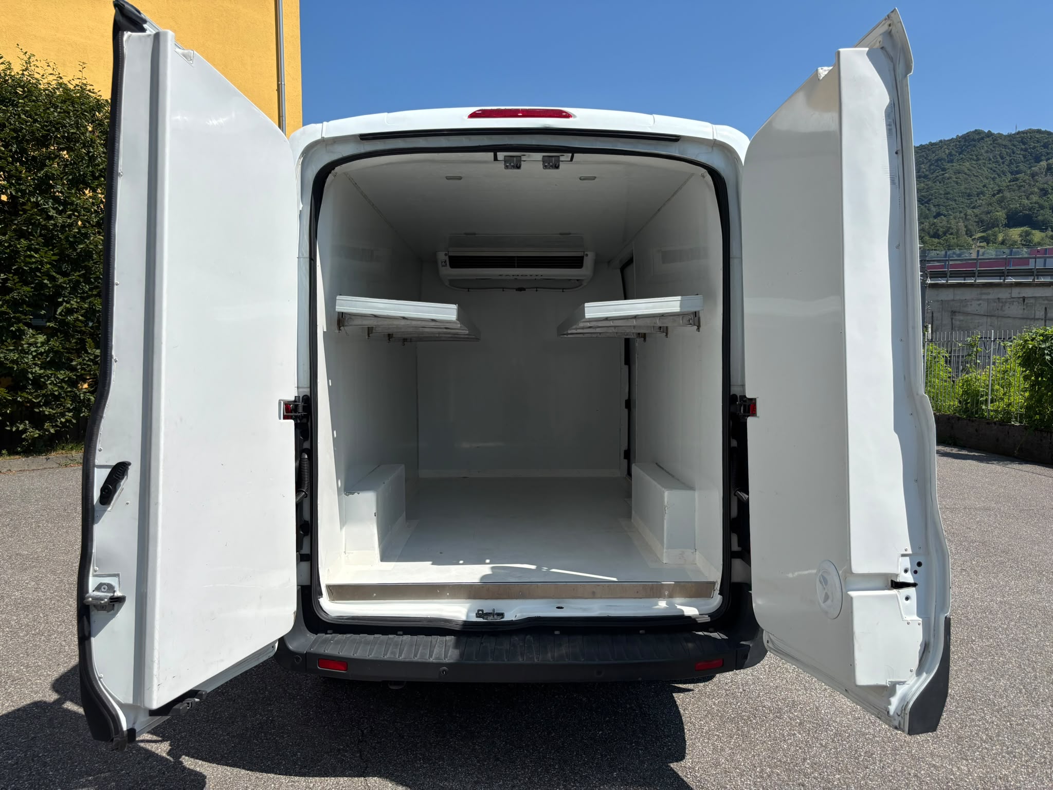 ford transit furgone coibentato frigo usato anno 2018 con scaffalature interne