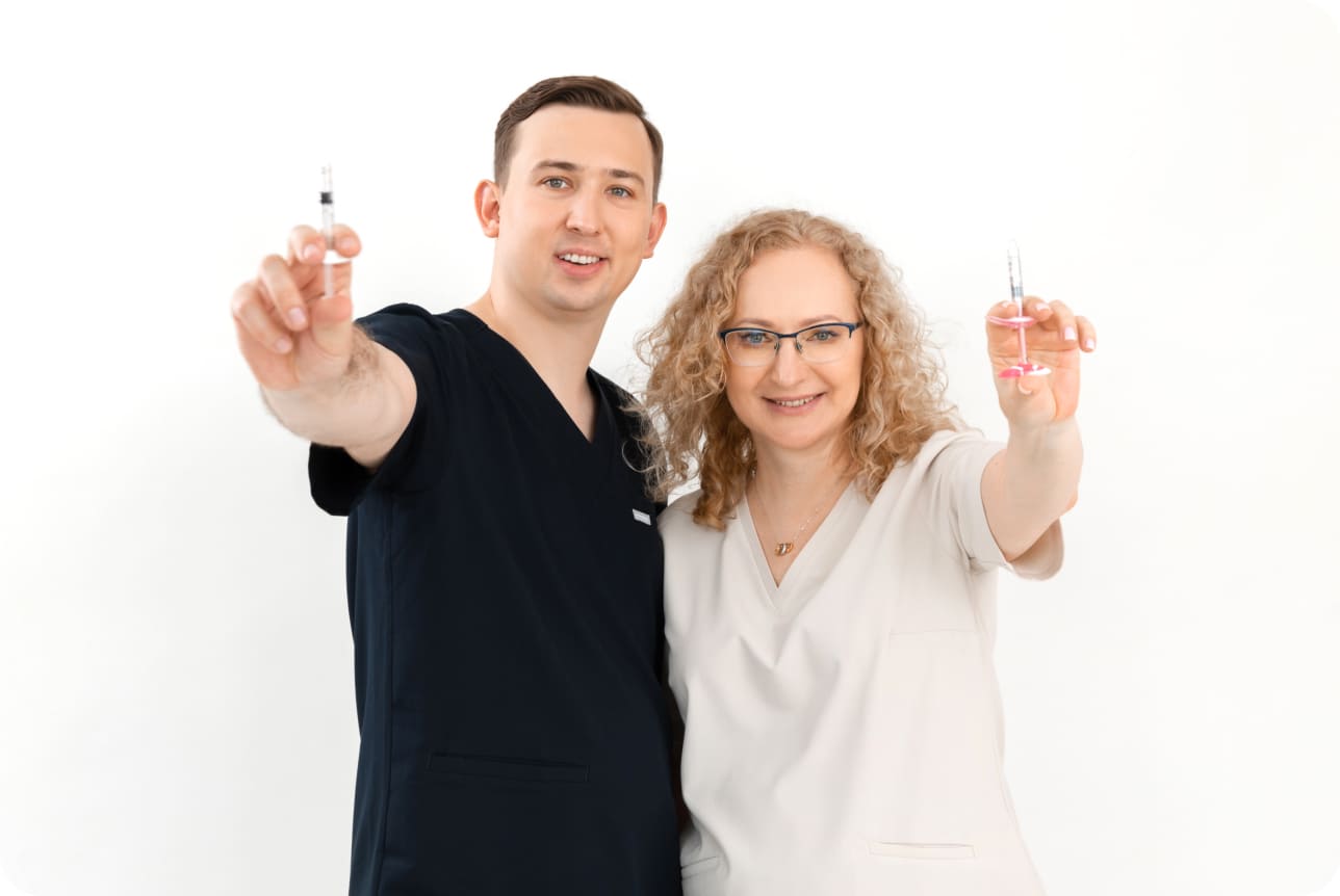 dr Aleksander Stawowski i dr Elżbieta Stawowska ze strzykawkami do zabiegów medycyny estetycznej – Instytut DrStawowska