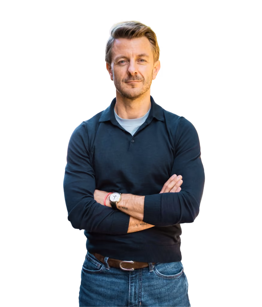 Matthias Aumann vor dem Firmengebäude