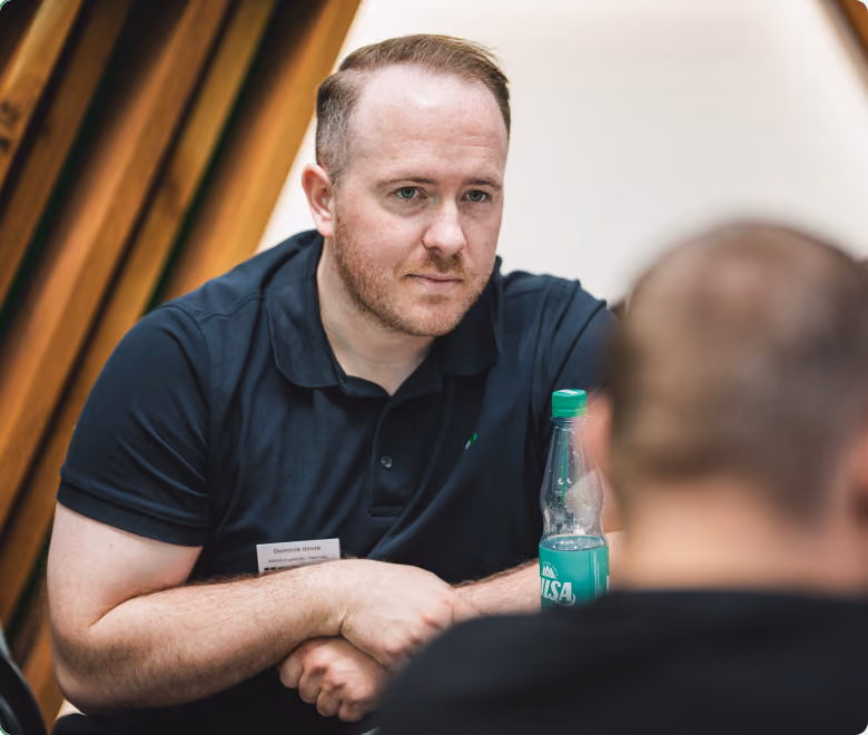 Dominik im Gespräch mit einem Kollegen