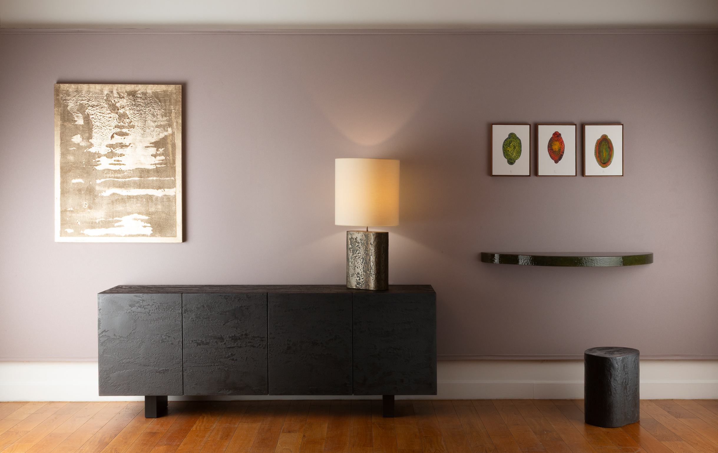 Mobilier et objets exposés à French Collection 2025, en pleine page.