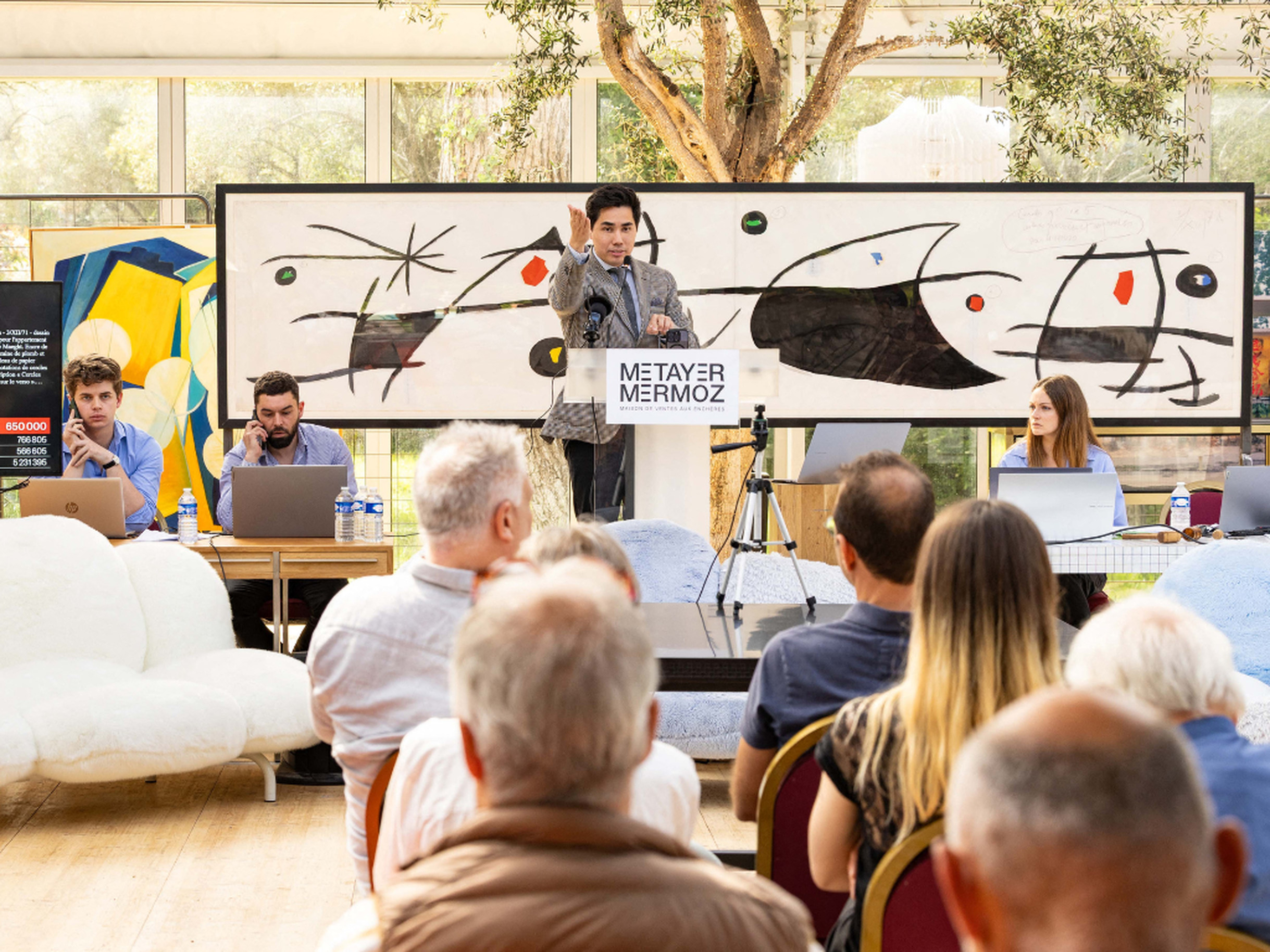 Vente aux enchères Métayer-Mermoz avec le public et une œuvre de Miró