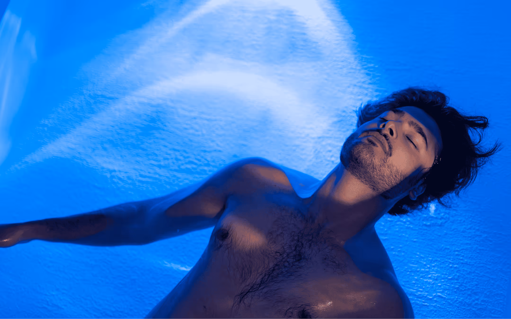 Man floating in remuera experiencing sensory deprivation 