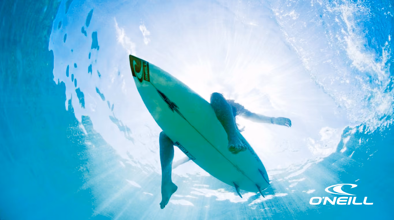 foto van surfer vanaf de zee