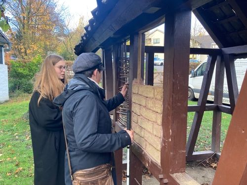 Eine Vertreterin von Blickpunkt Auge – Rat und Hilfe bei Sehverlust und FSJlerin Louisa Noell ertasten das Fachwerkmodell im Garten des Museums.