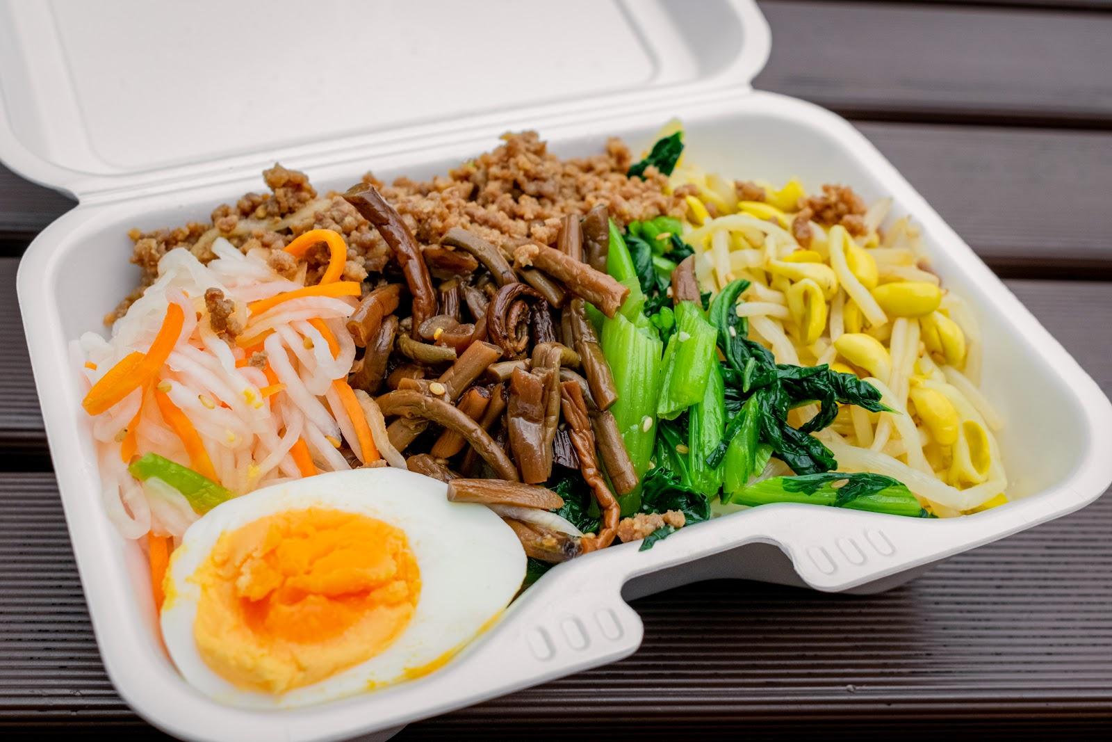 トレイの上の料理自動的に生成された説明