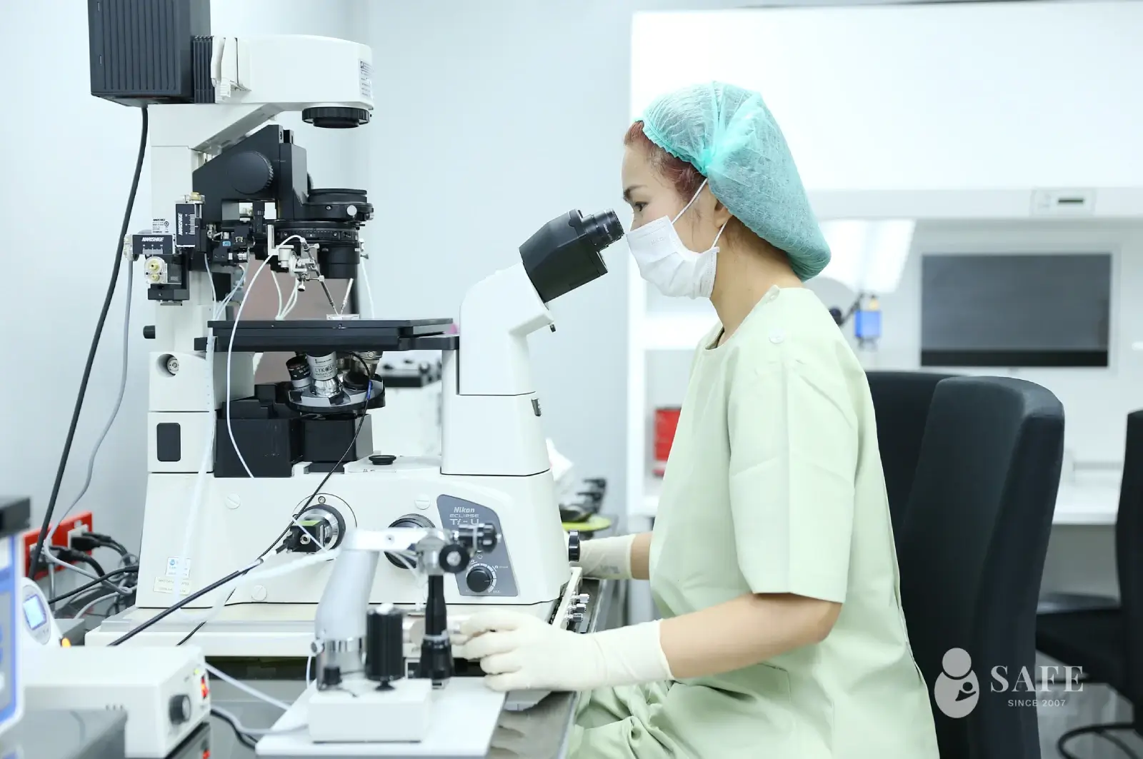 Safe Fertility ICSI embryologist