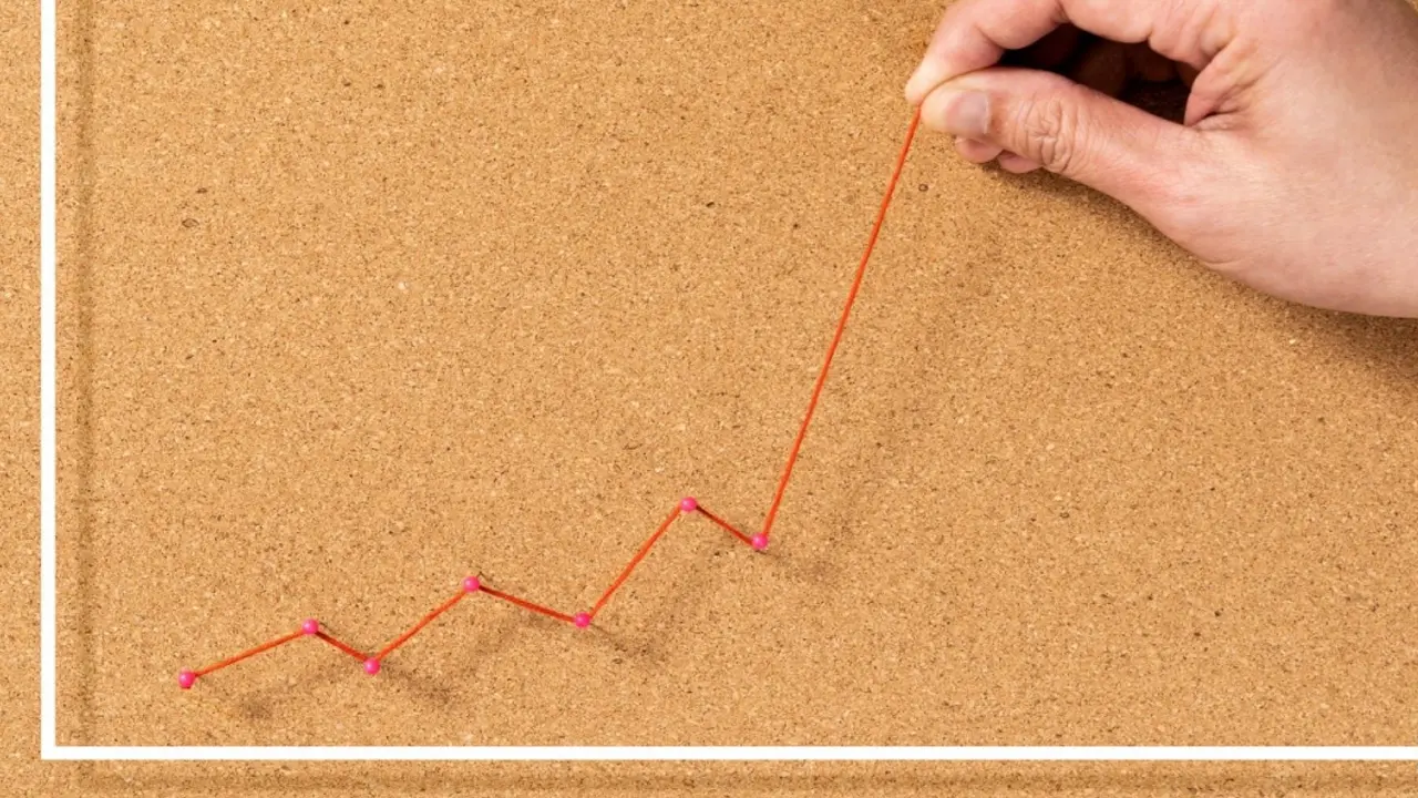 Employee experience stages from attraction to alumni: why 2toLead maps eight stages, not seven, and how each one shapes hiring, onboarding and engagement.