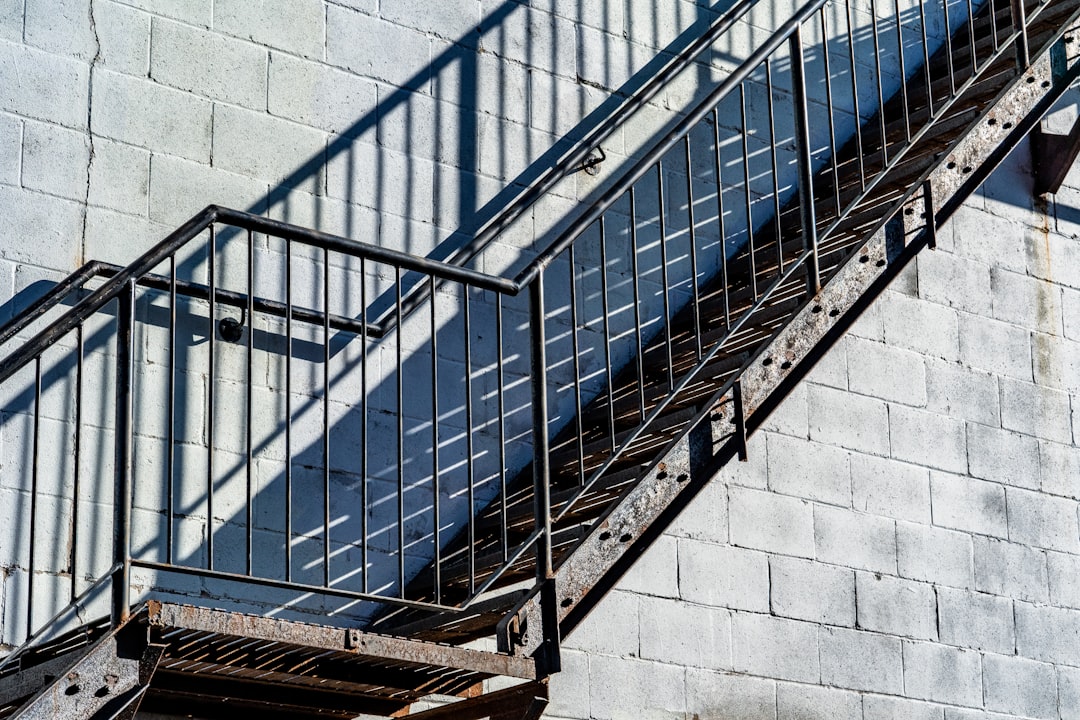 CountBricks: labor cost to install hardwood stairs explained