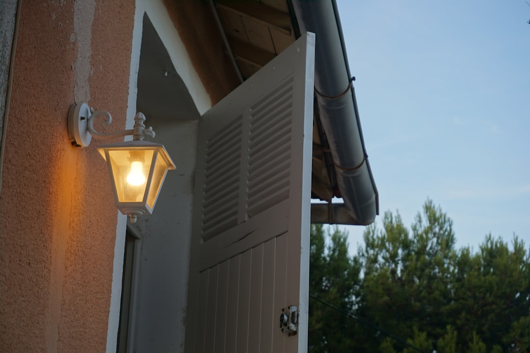 CountBricks: How Much to Install a Pendant Light at Home