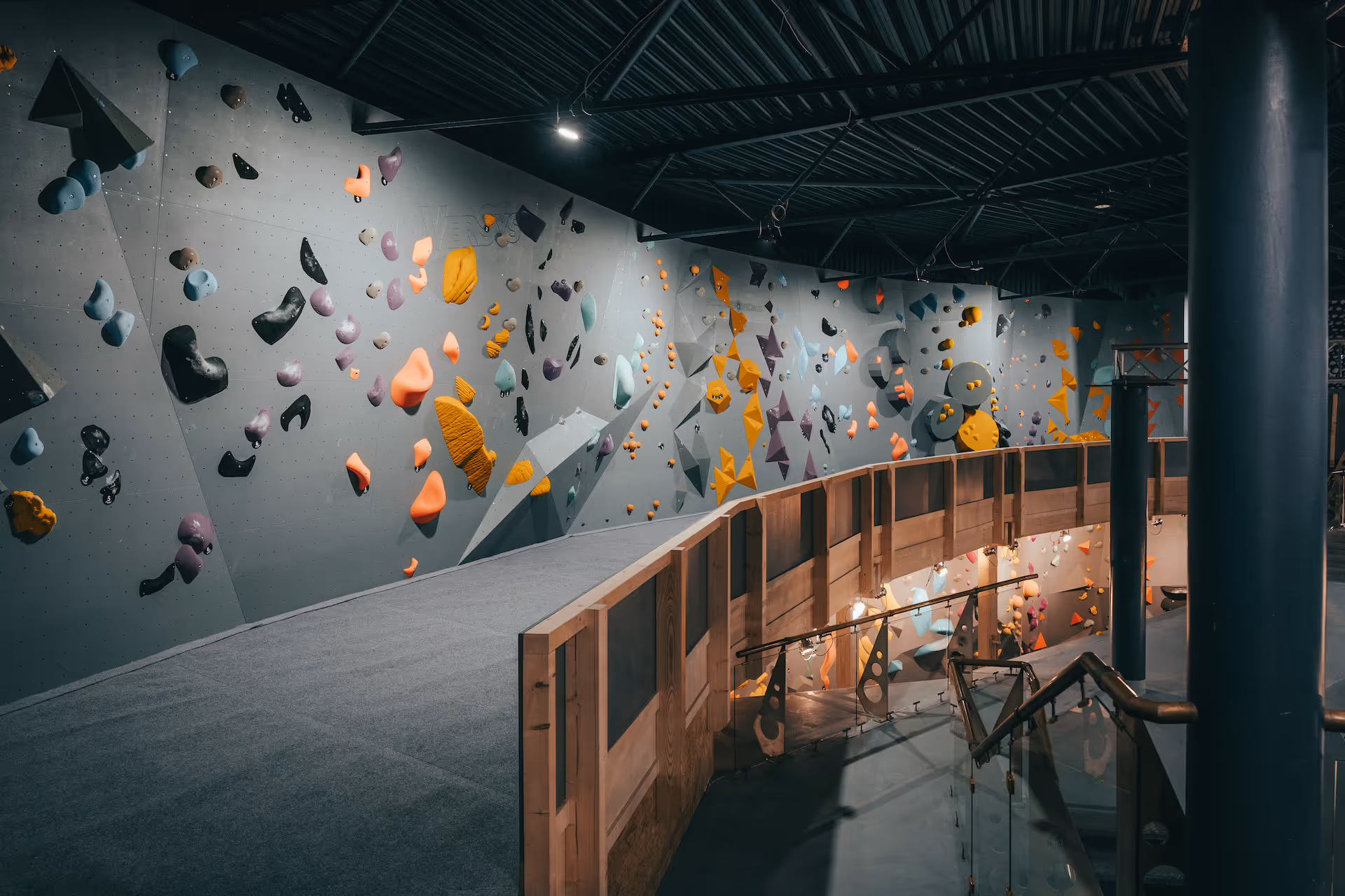 Ein Bild von der zweiten Ebene im Boulderdrome.