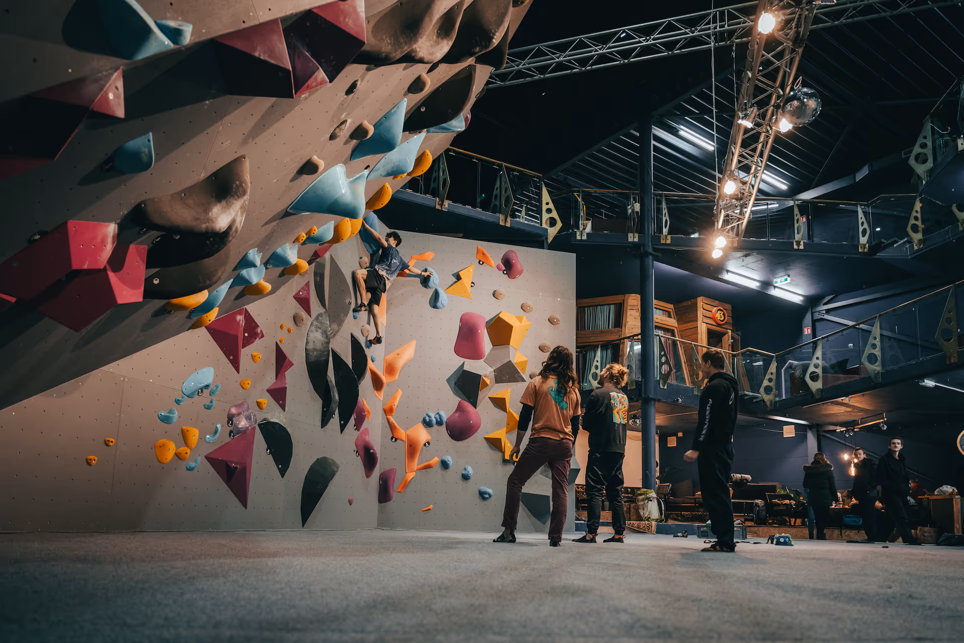 Menschen beim Bouldern im boulderdrome.
