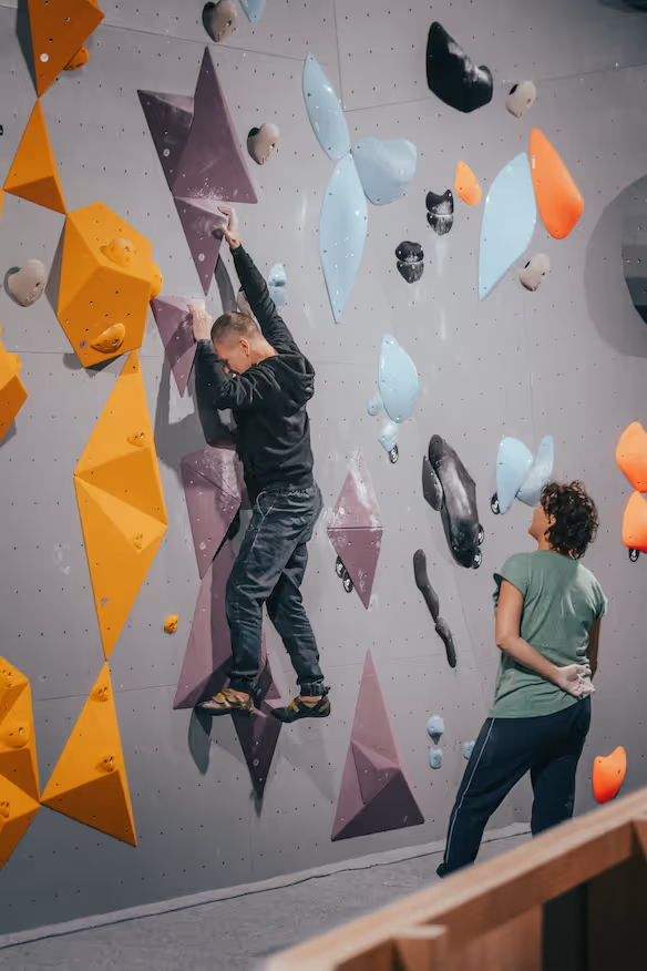 Thomas und Maja probieren sich beim Bouldern aus.