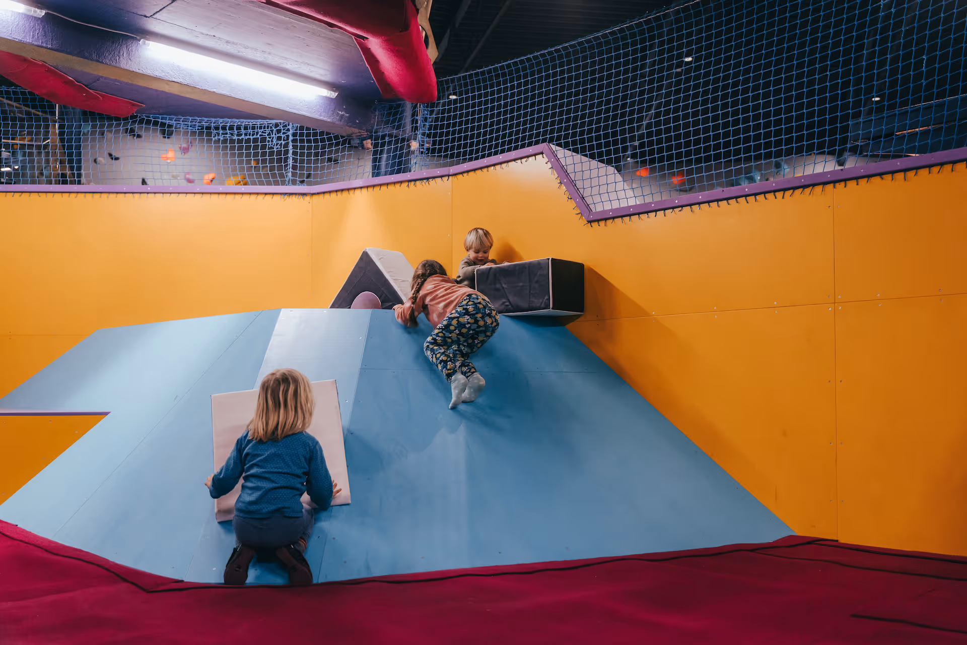 Kinder spielen mit Würfeln im Kinderbereich vom boulderdrome.