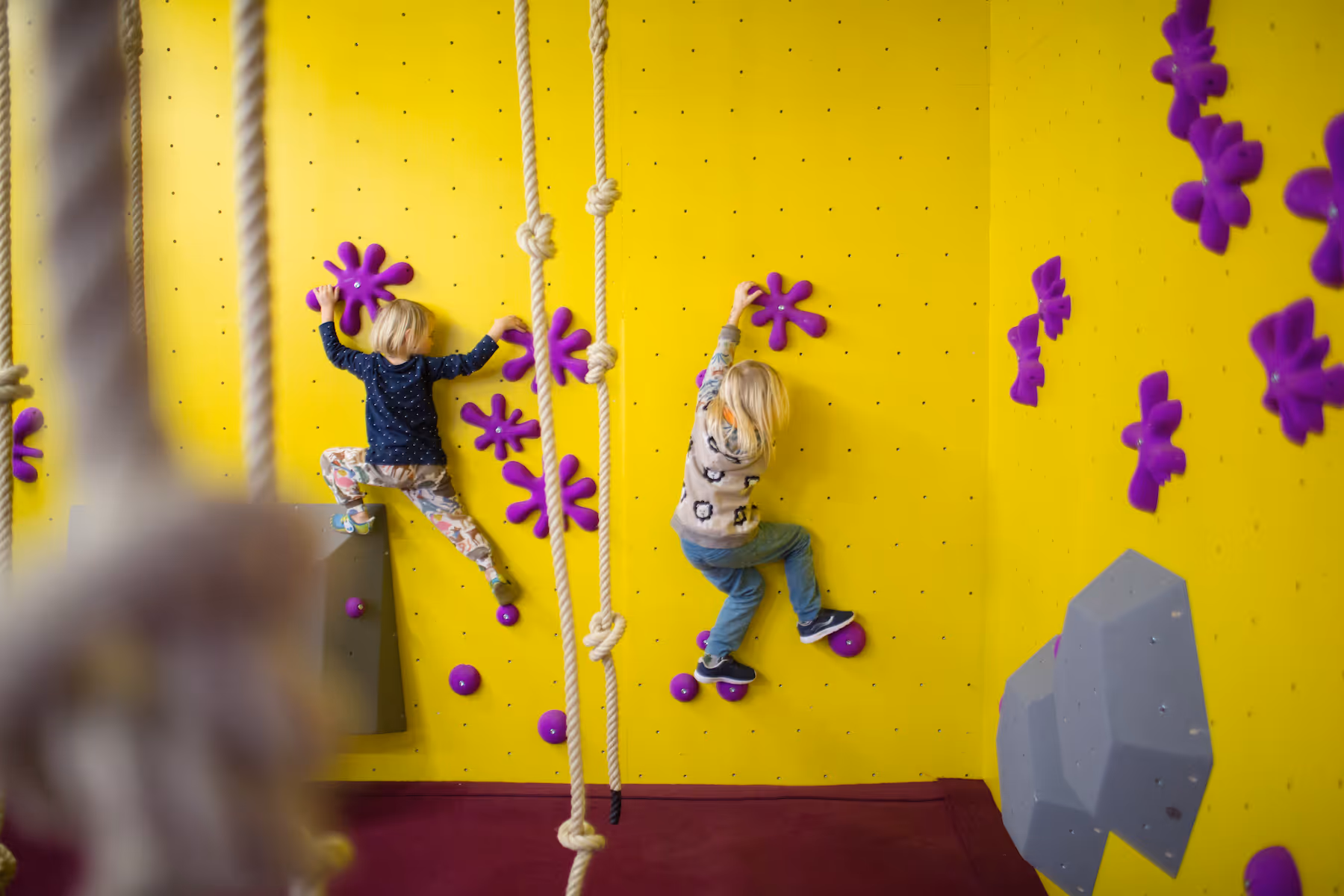 Kletternde Kinder im Boulderdrome bei Dresden.