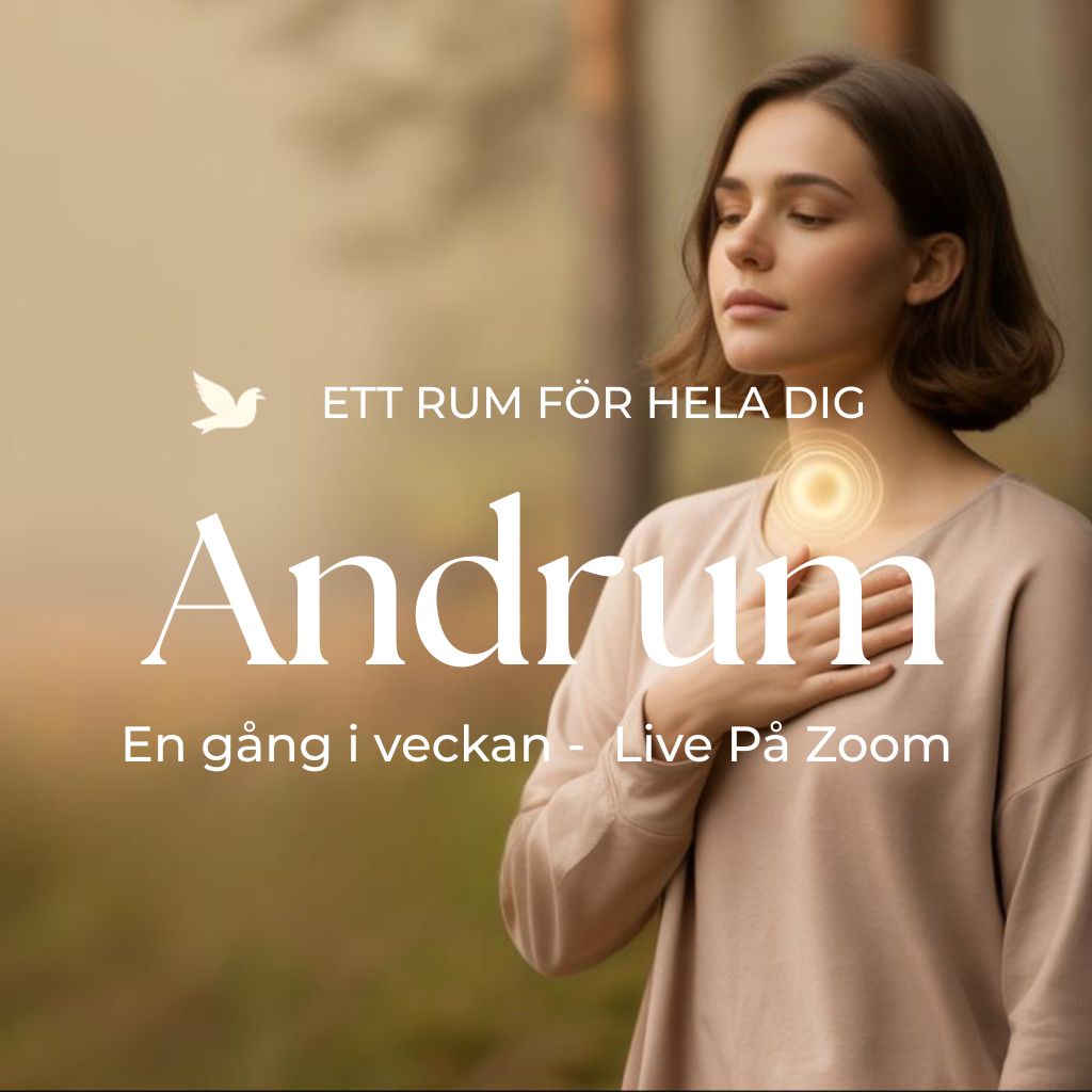 En kvinna med handen på hjärtat, med skog i bakgrund. text på bilden: Ett rum för hela dig. Andrum. En gång i veckan live På Zoom.
