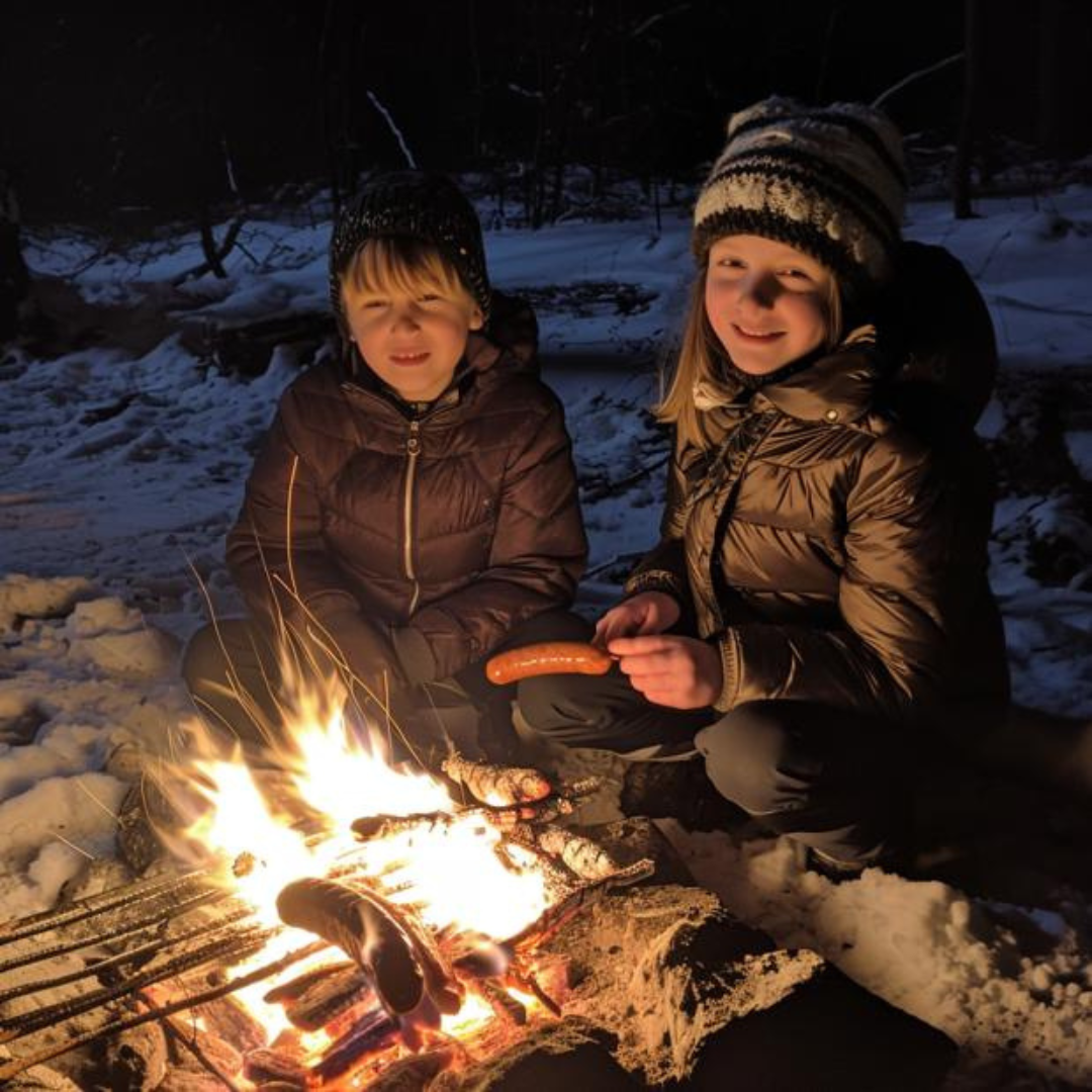 kuvassa kaksi naista ja mekot