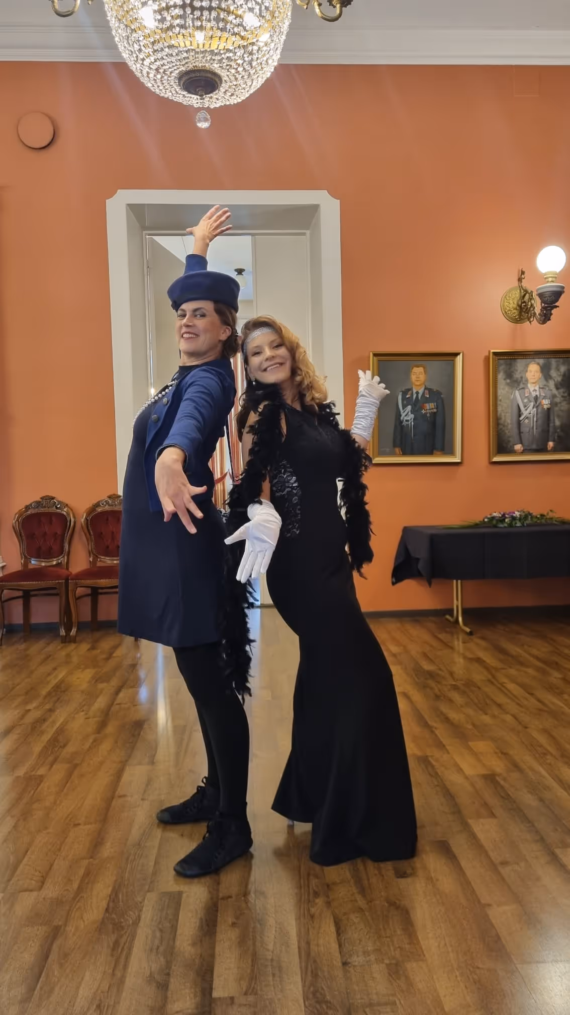 kuvassa kaksi naista ja mekot