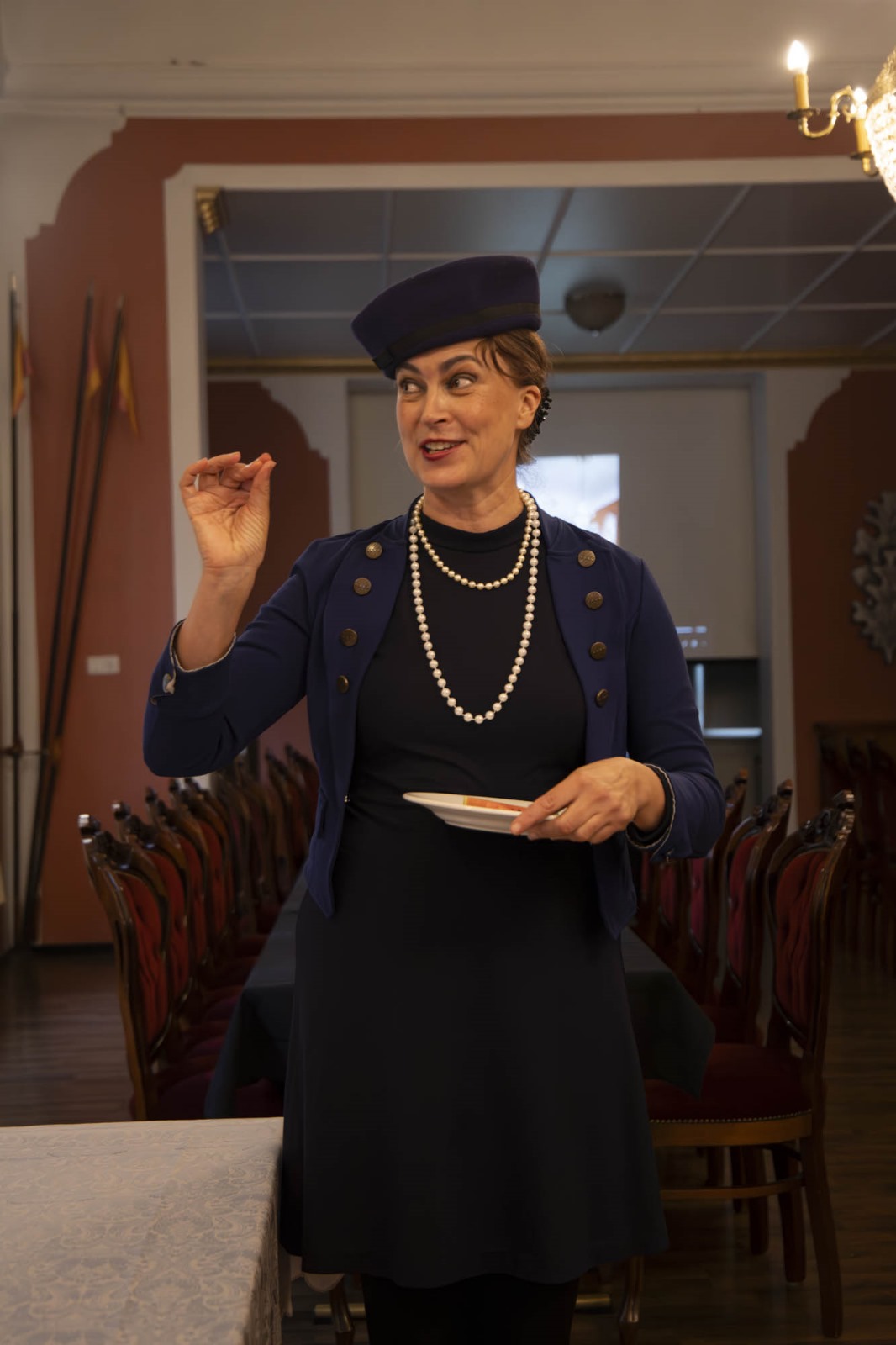 kuvassa kaksi naista ja mekot