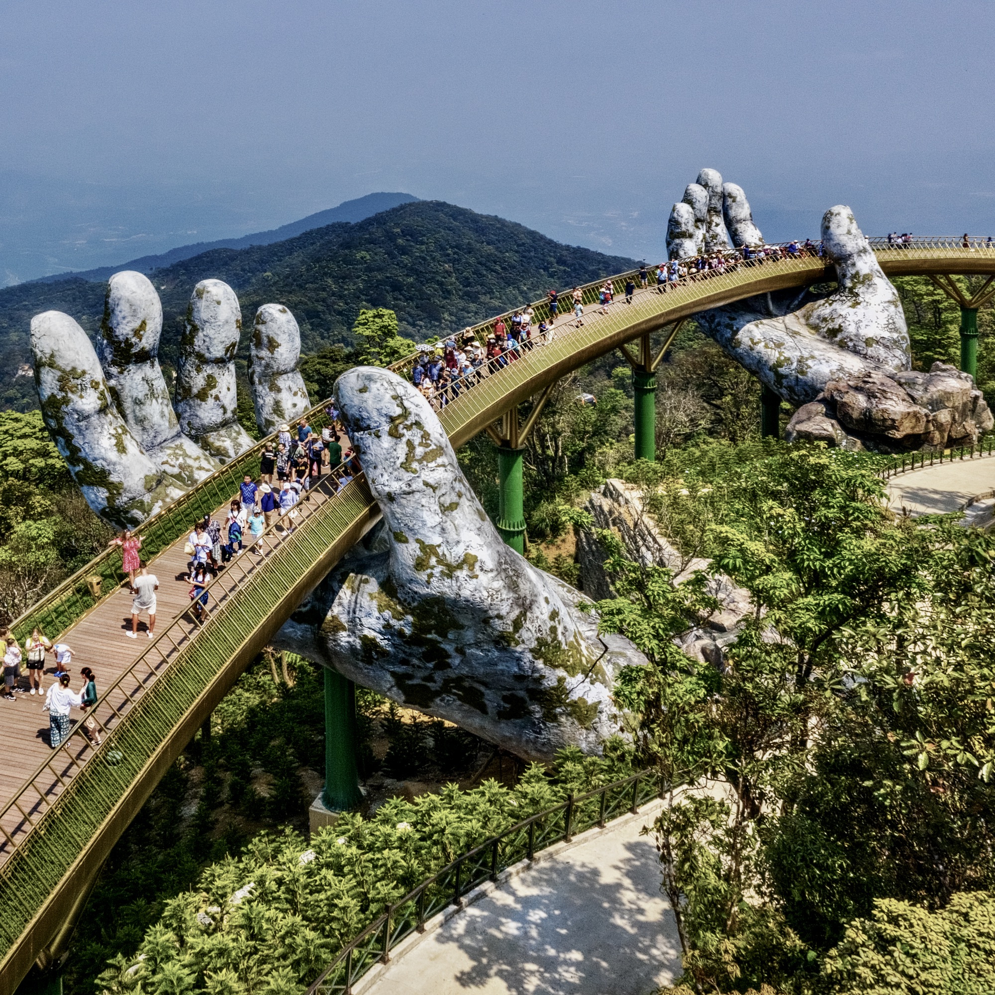 A bridge at lofty heights - a symbol of courage, connection and the future. It shows that visions need structure. And new paths need strong hands.