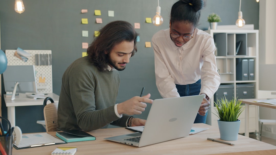 Zwei Kolleginnen prüfen Kennzahlen der internen Kommunikation an einem Laptop