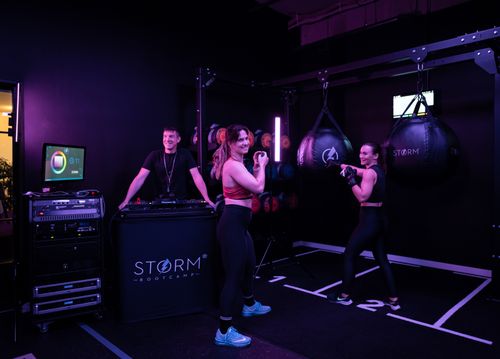 A woman trains her chest with dumbbells.