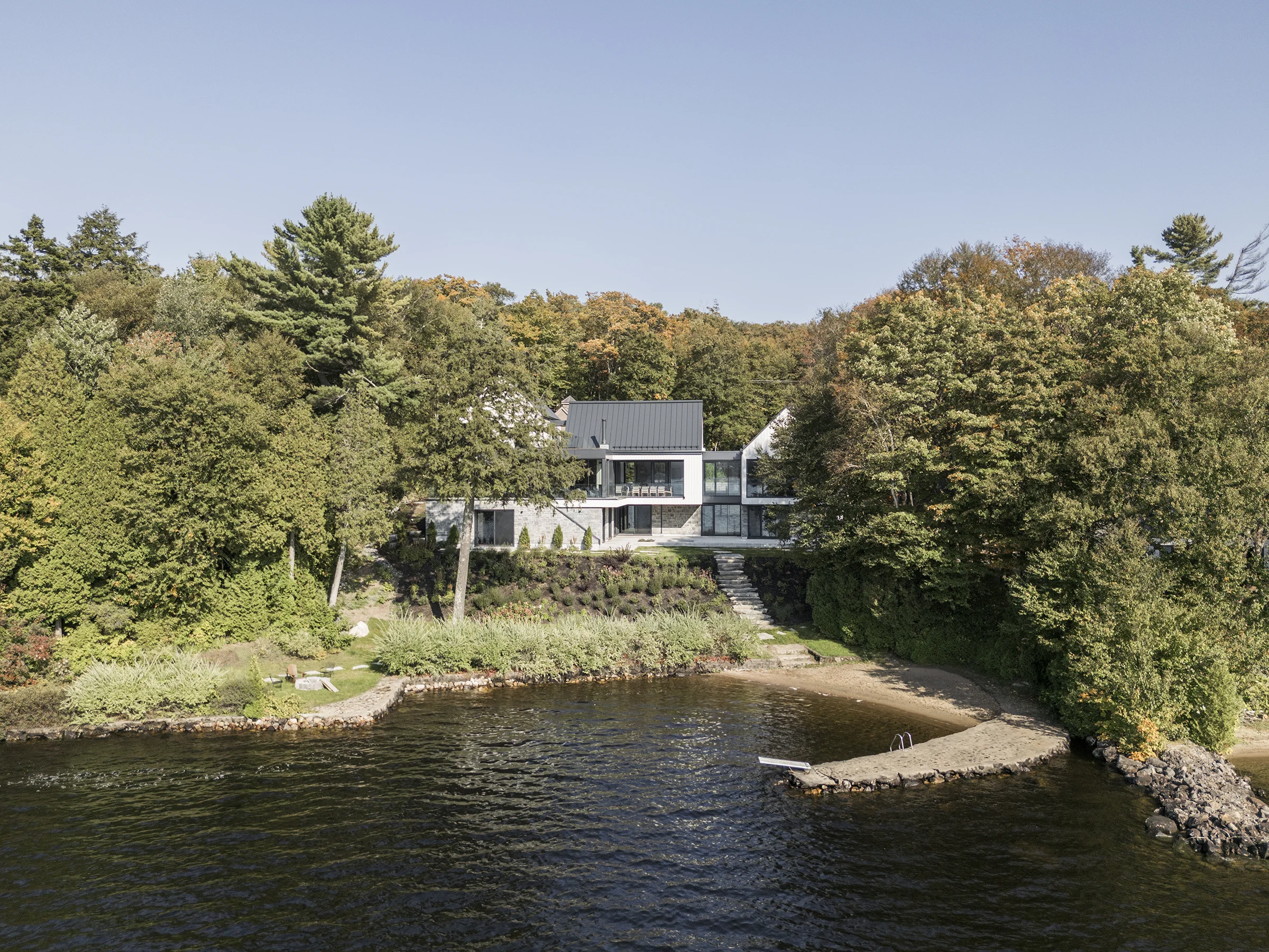 Résidence-architecture-design intérieur-style contemporain-bois-pierre-aluminium