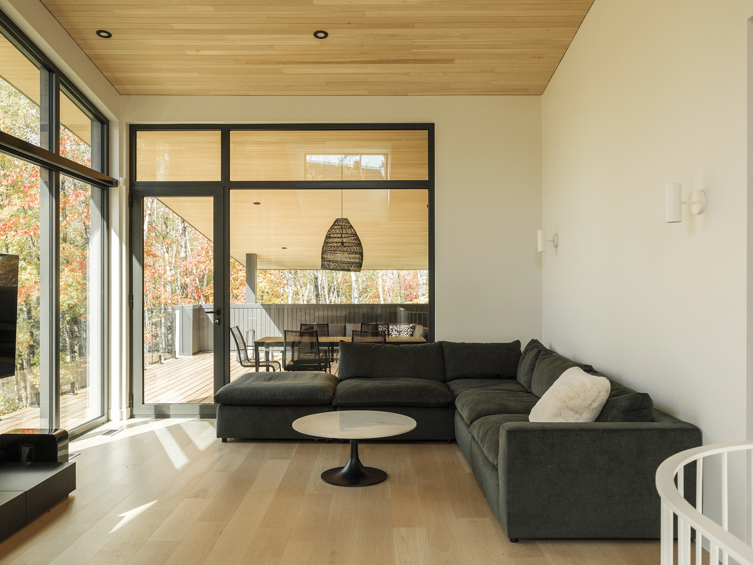 architecture-maison-unifamiliale-mid-century-design-contemporain-bois-résidence