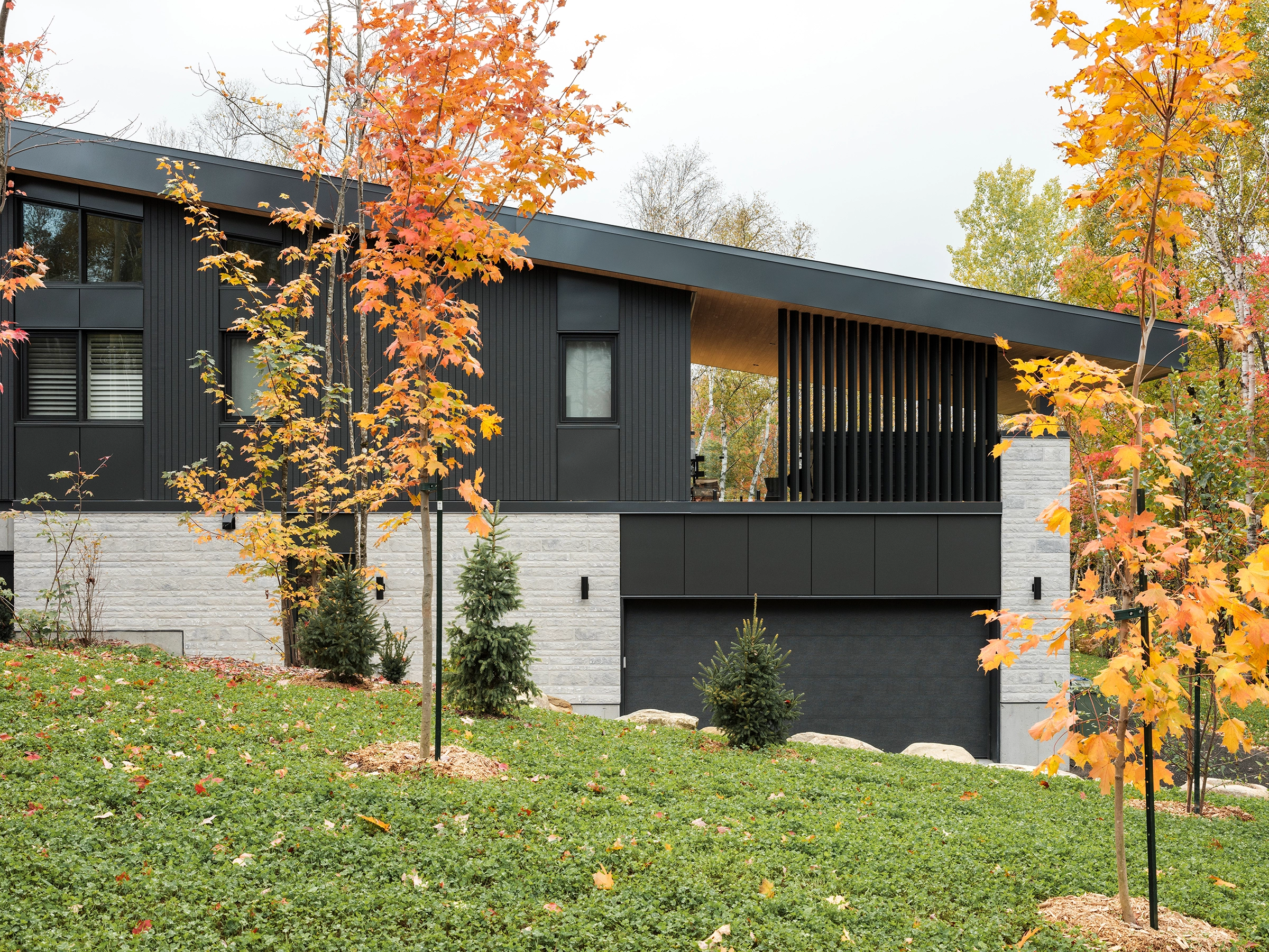 architecture-maison-unifamiliale-mid-century-design-contemporain-bois-résidence