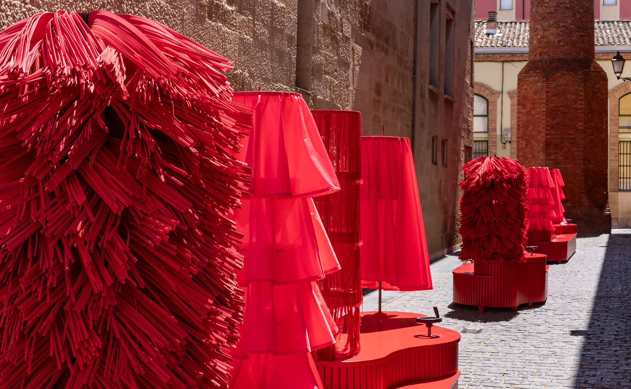 installation-art-espagne-danse-mouvement-rouge