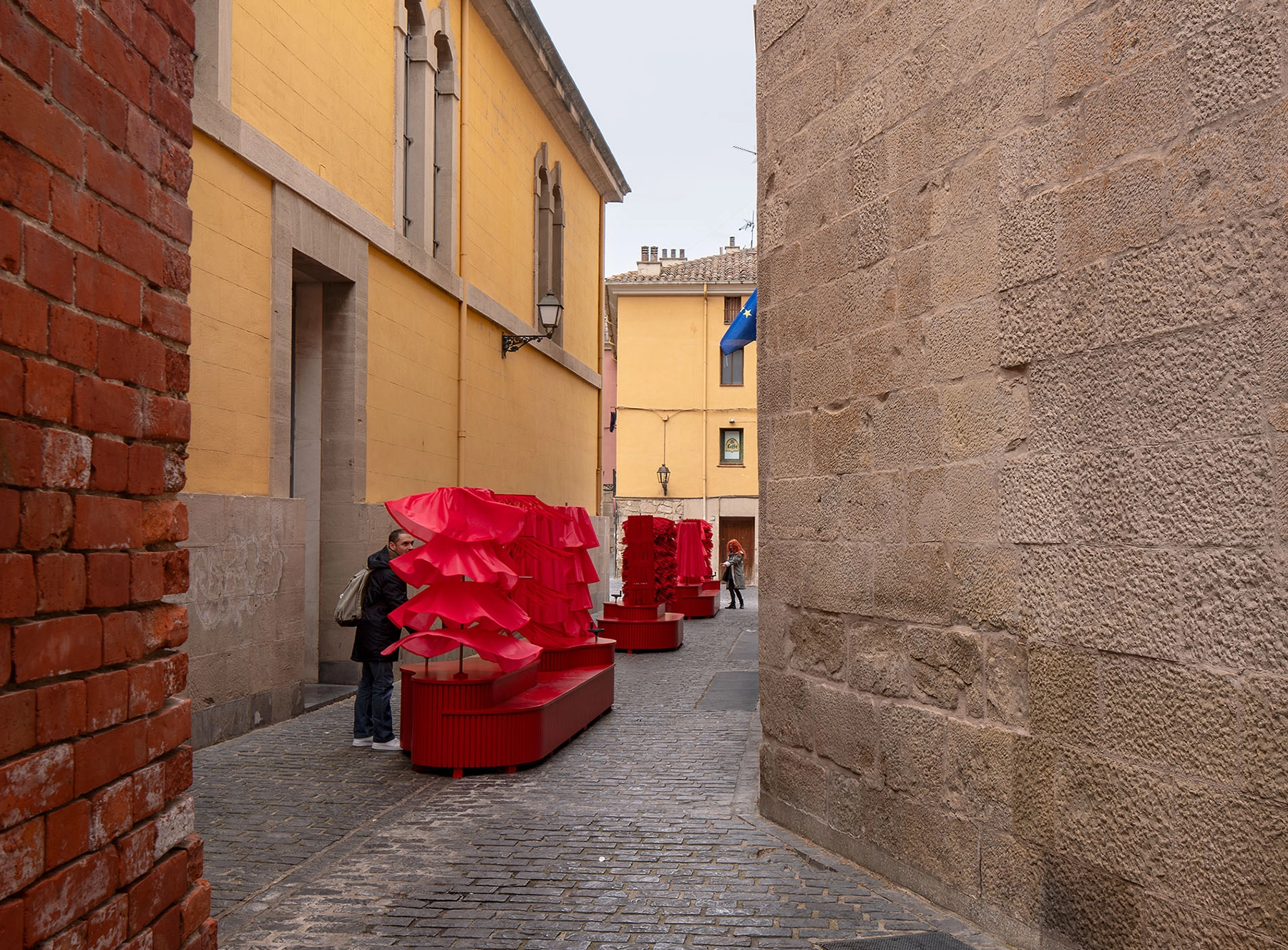 installation-art-espagne-danse-mouvement-rouge