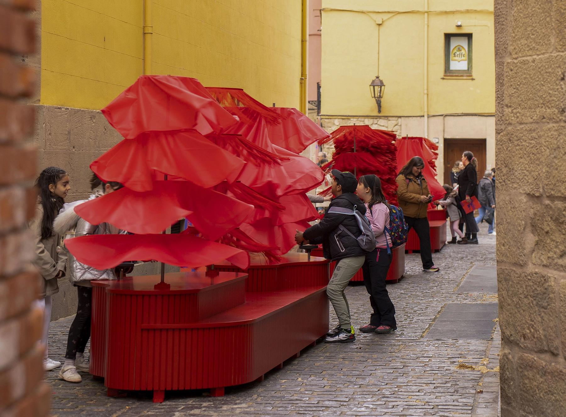 installation-art-espagne-danse-mouvement-rouge