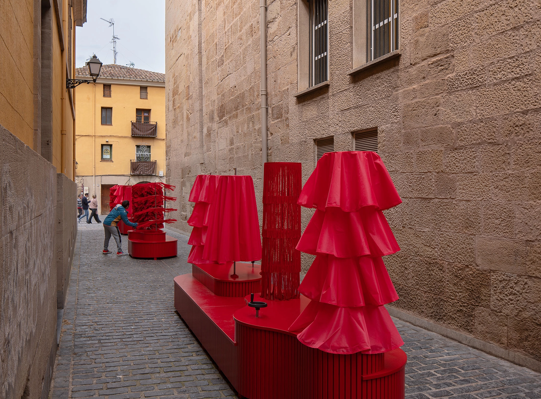 installation-art-espagne-danse-mouvement-rouge