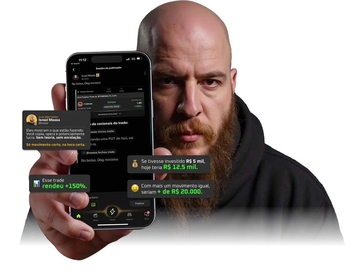 Foto do Israel massa mostrando um celular na sua mão com o App da Traders em sua tela.