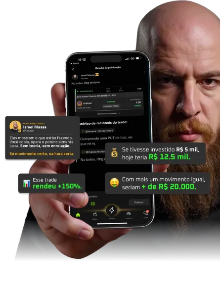 Foto do Israel massa mostrando um celular na sua mão com o App da Traders em sua tela.