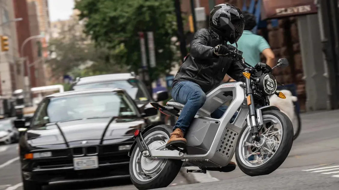 Man riding Sondors Metacycle electric motorcycle in the city