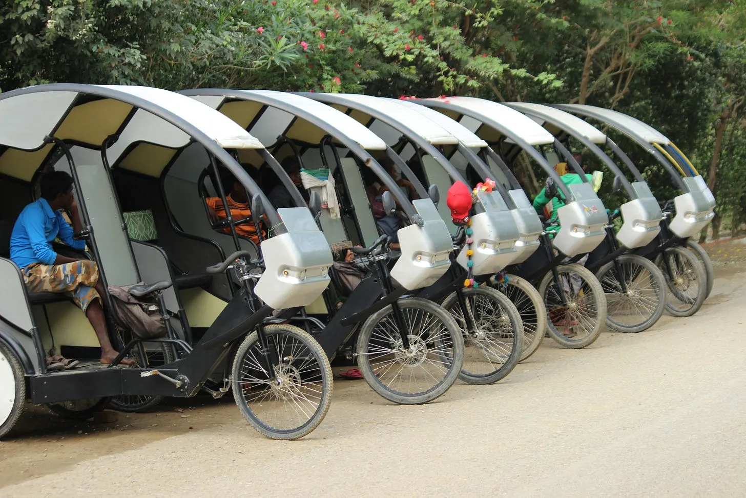 File:Electric Rickshaws.jpg - Wikimedia Commons
