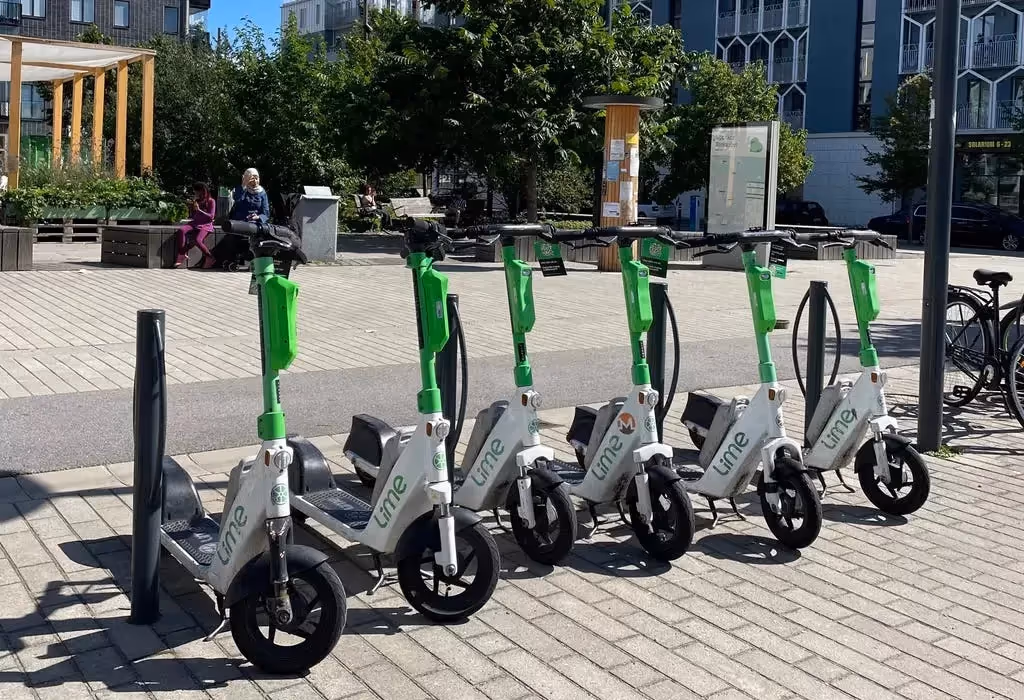 Now the new agreement with Lime is in place. The electric scooters will be available for rent for a test period until November this year.