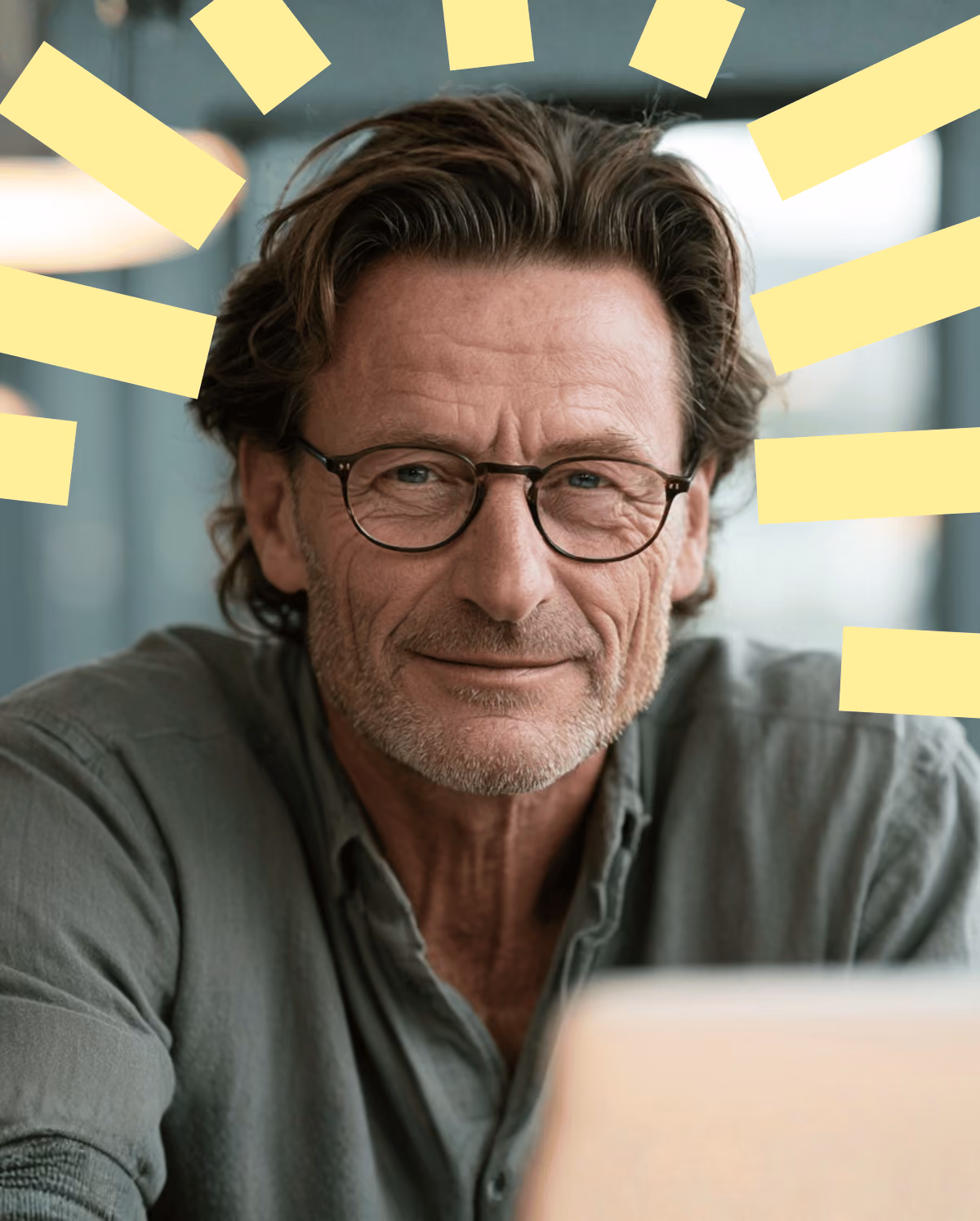 Immobilienprofi verwaltet eine Vermietung digital am Laptop