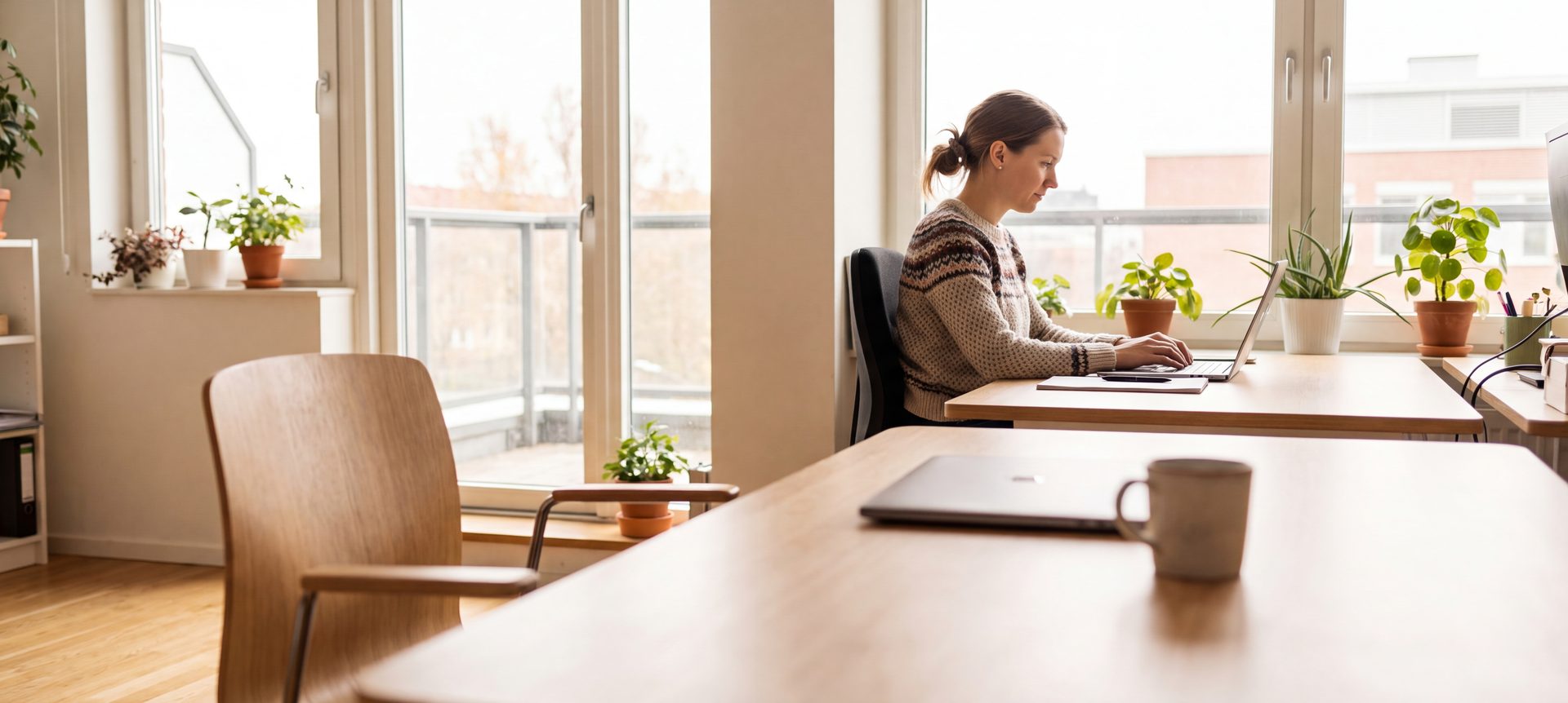Leerer Arbeitsplatz in einer Immobilienverwaltung, die Arbeit läuft am Nachbarplatz weiter