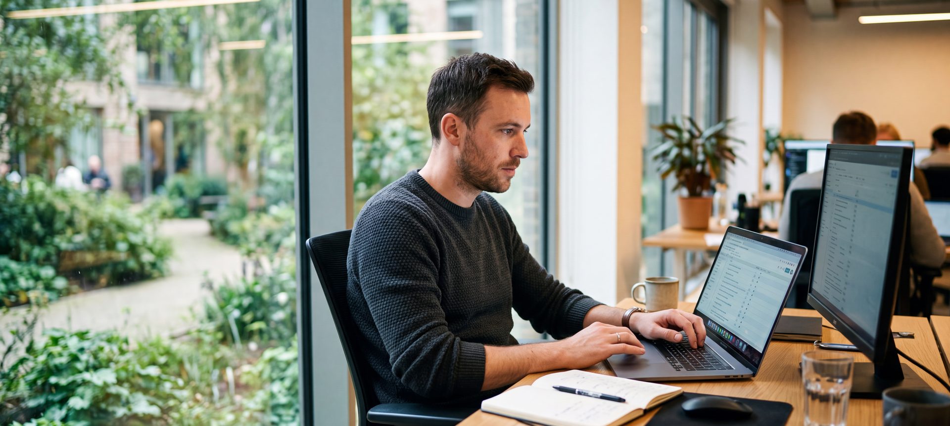 Immobilienverwalter arbeitet eine Prüfliste am Laptop ab
