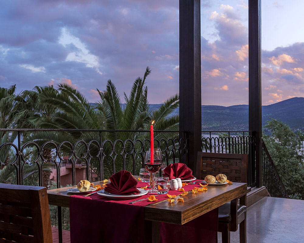 Romance Signature face au lac