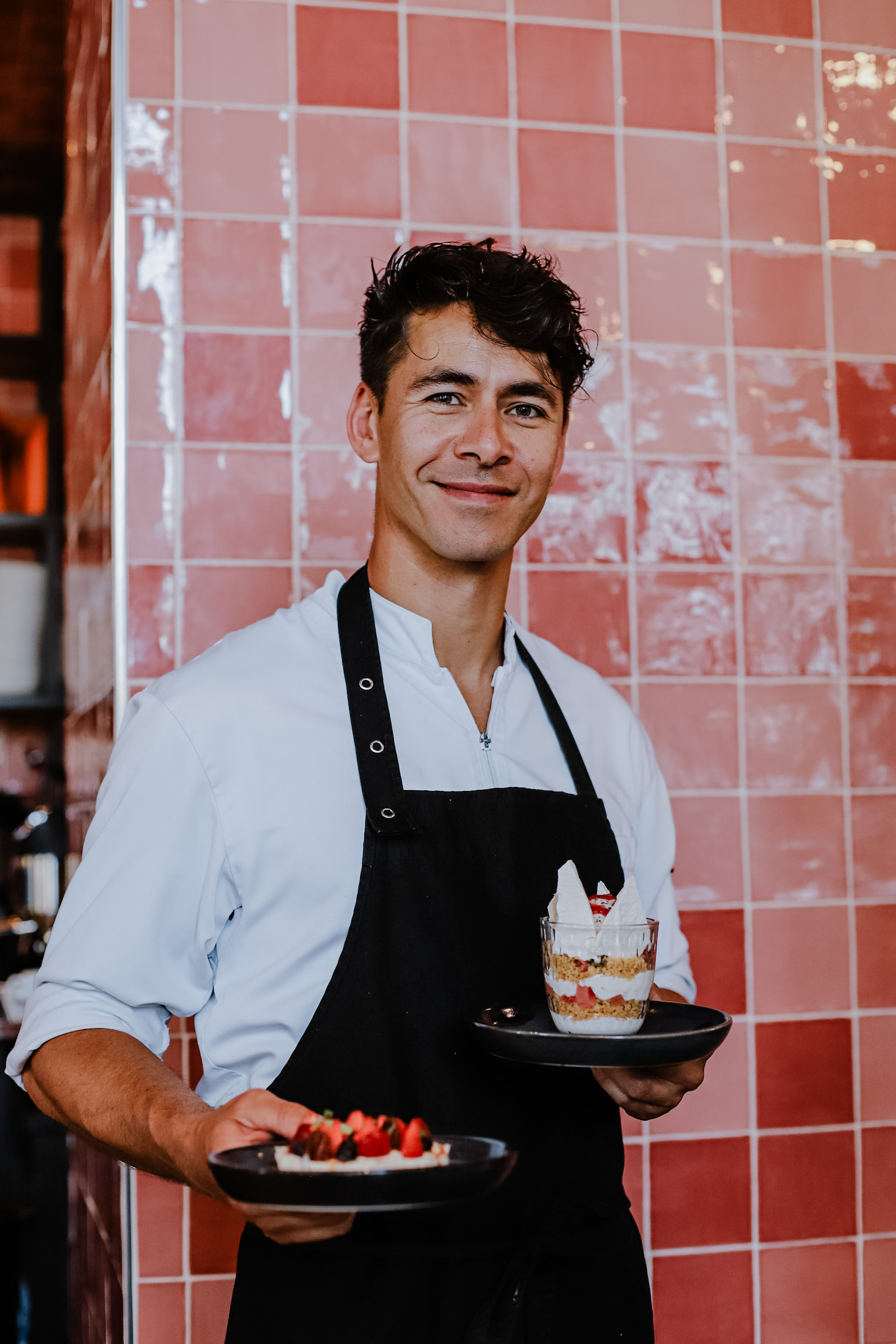 Ilja, chef van Bar Blink met dessert